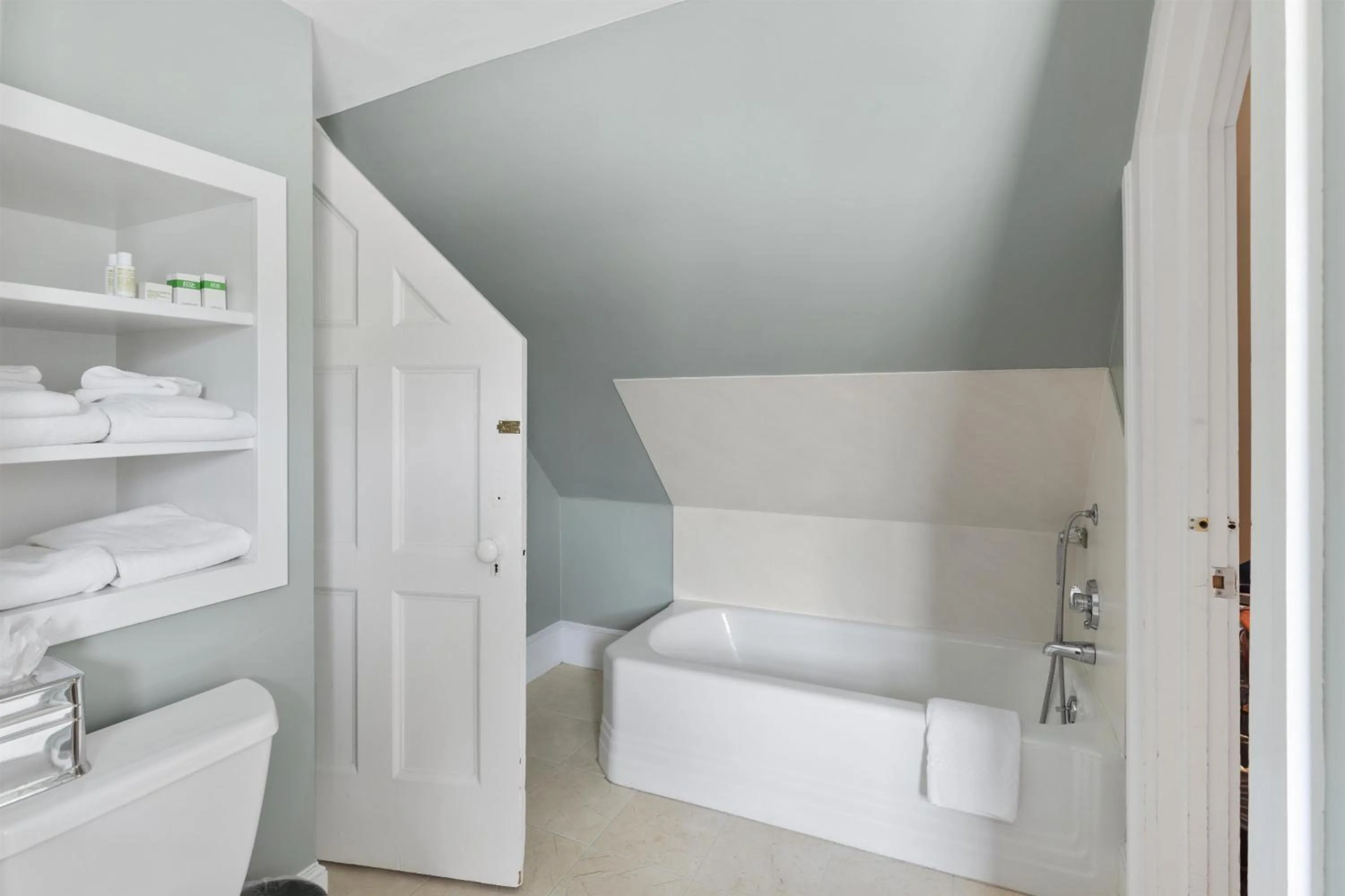 Bathroom, Bed in Kennebunkport Inn