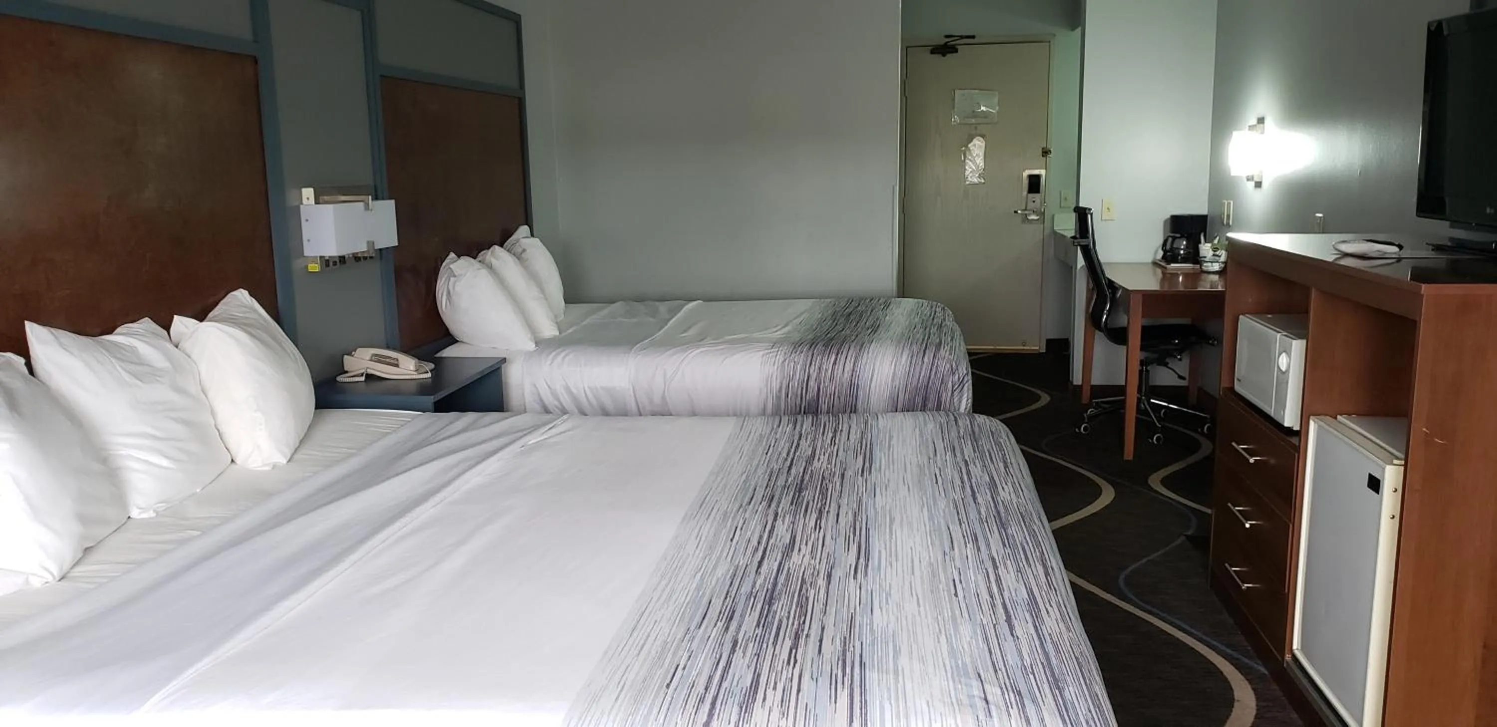 Photo of the whole room, Bed in AmericInn by Wyndham Mauston