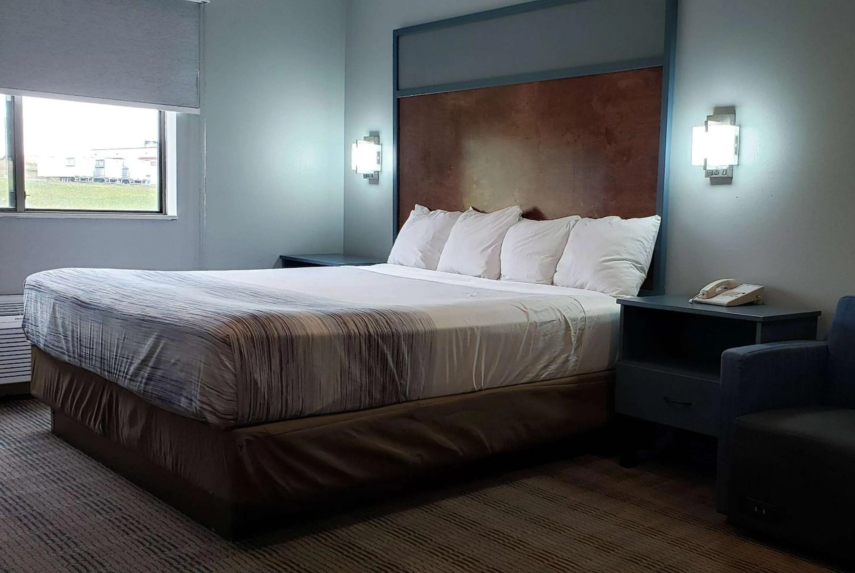 Photo of the whole room, Bed in AmericInn by Wyndham Mauston