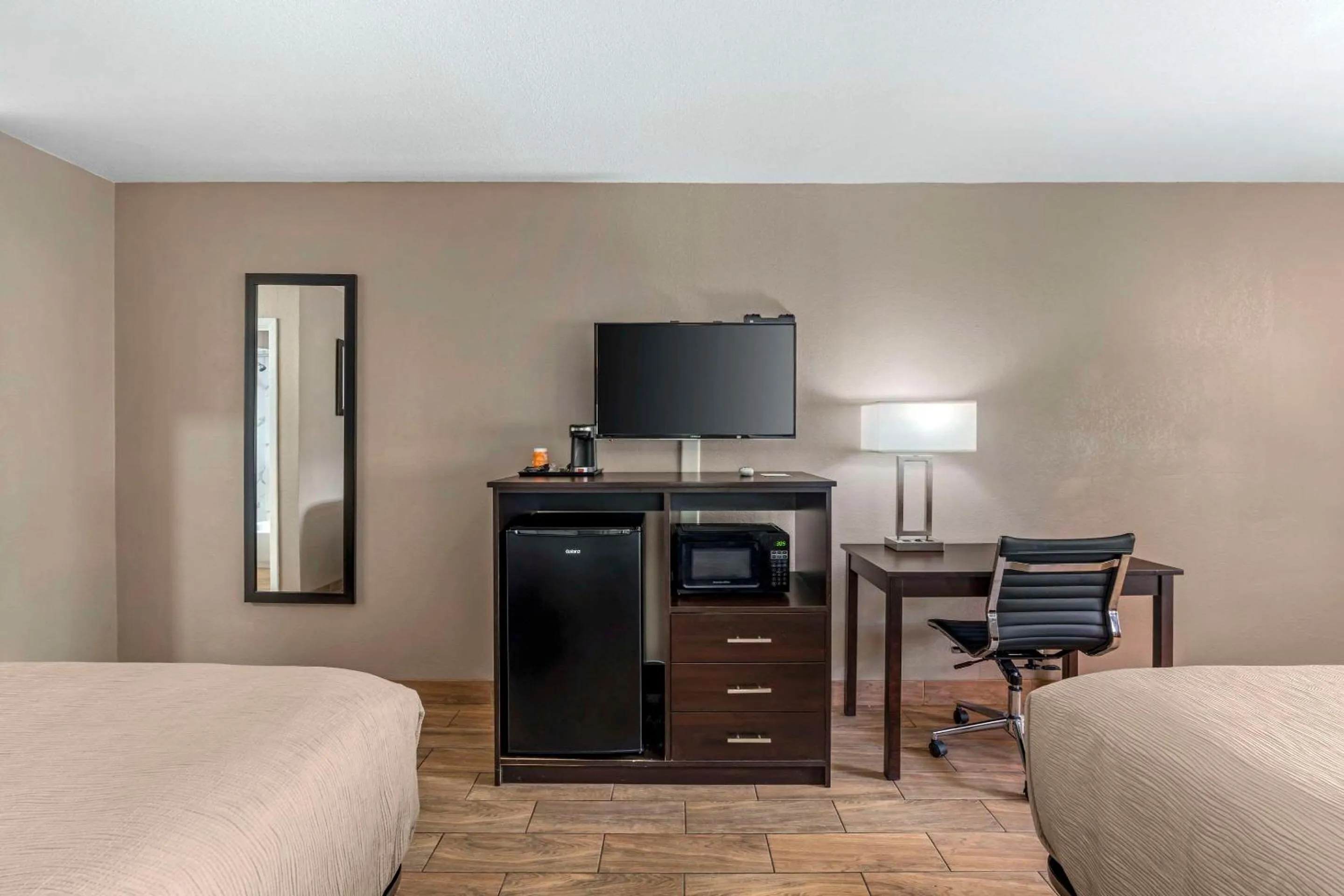 Bedroom, Bed in Americas Best Value Inn New Boston