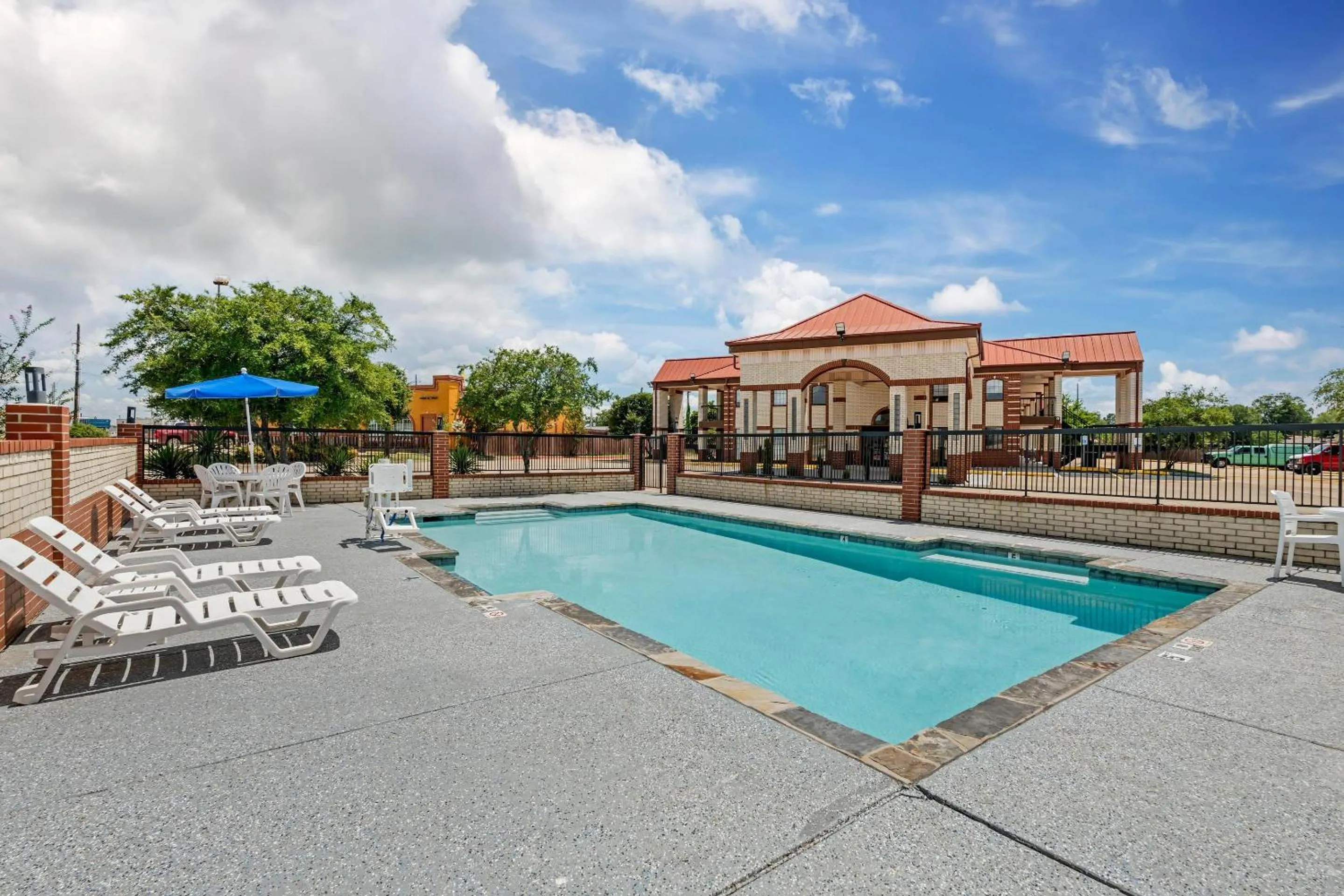 Swimming pool in Quality Inn & Suites New Boston - Texarkana West