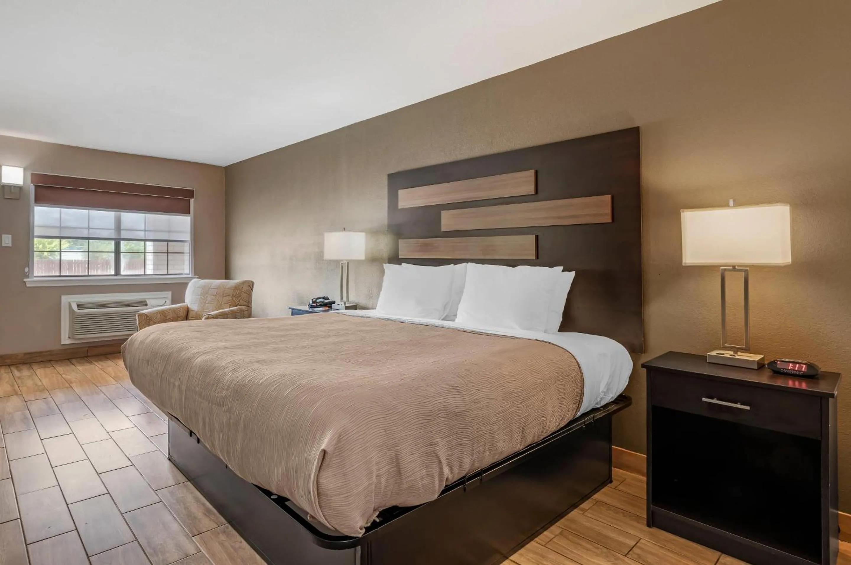Bedroom, Bed in Quality Inn & Suites New Boston - Texarkana West