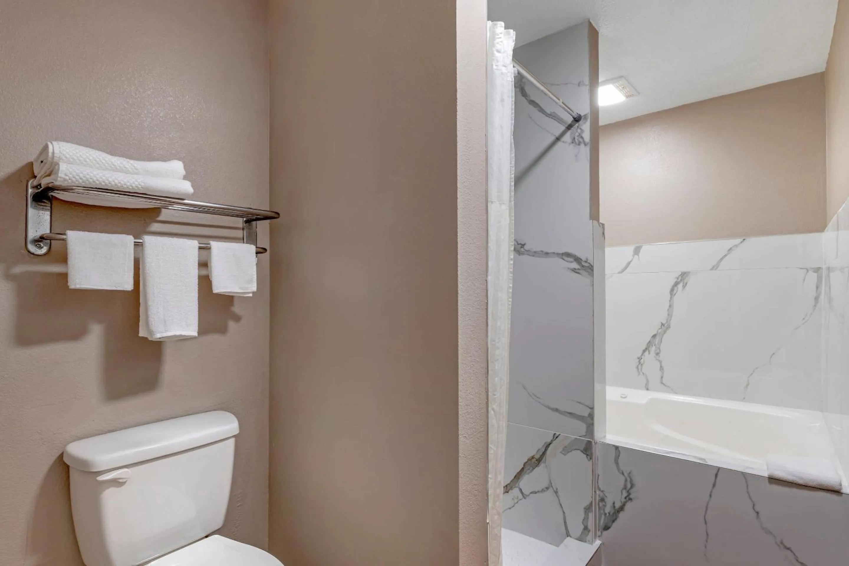 Bedroom in Quality Inn & Suites New Boston - Texarkana West