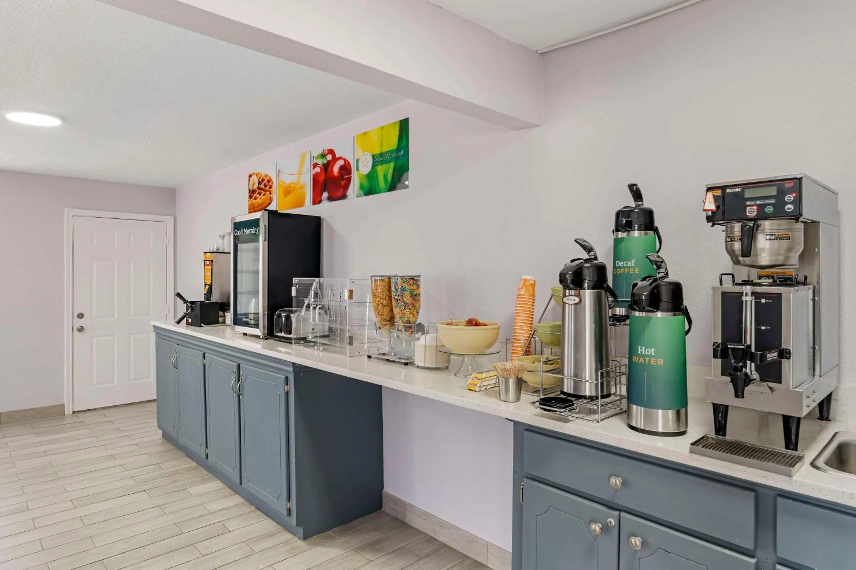 Breakfast in Americas Best Value Inn New Boston