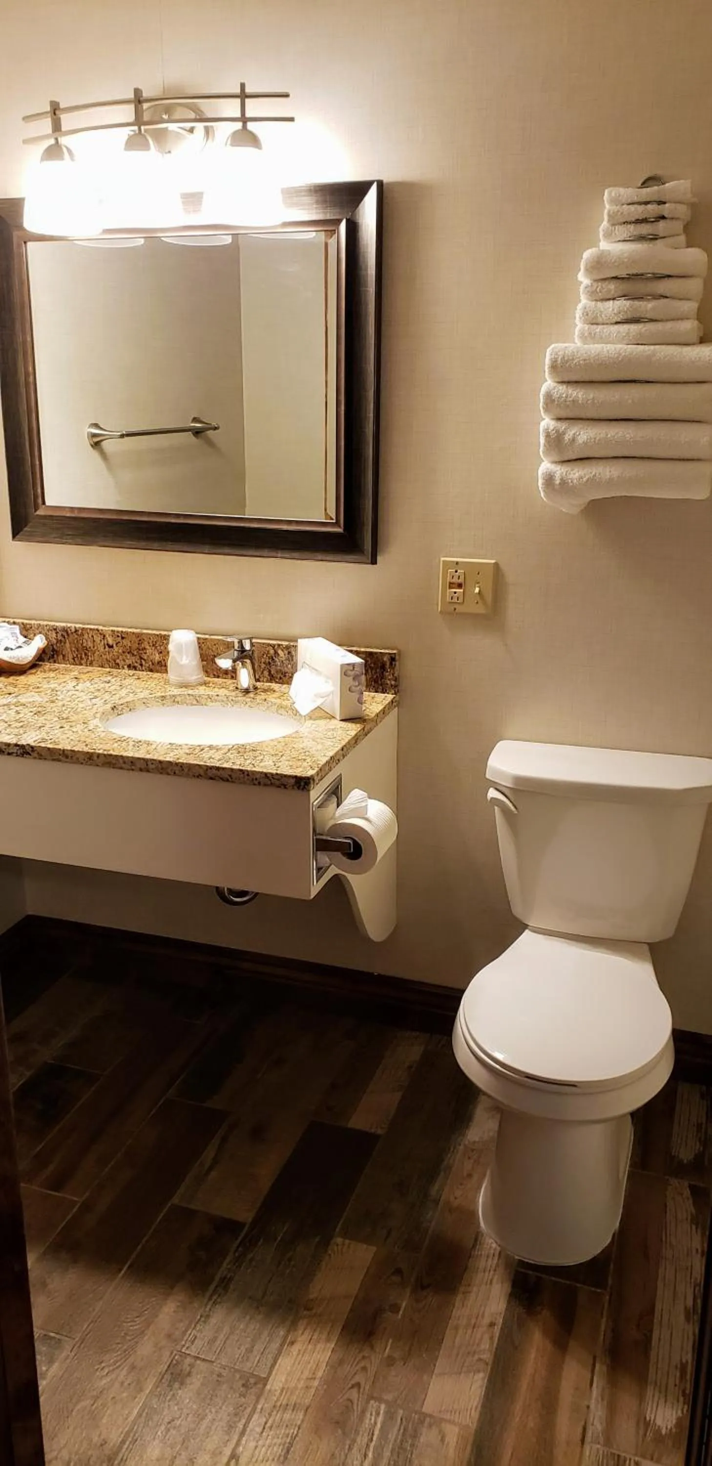 Stagecoach Inn & Suites