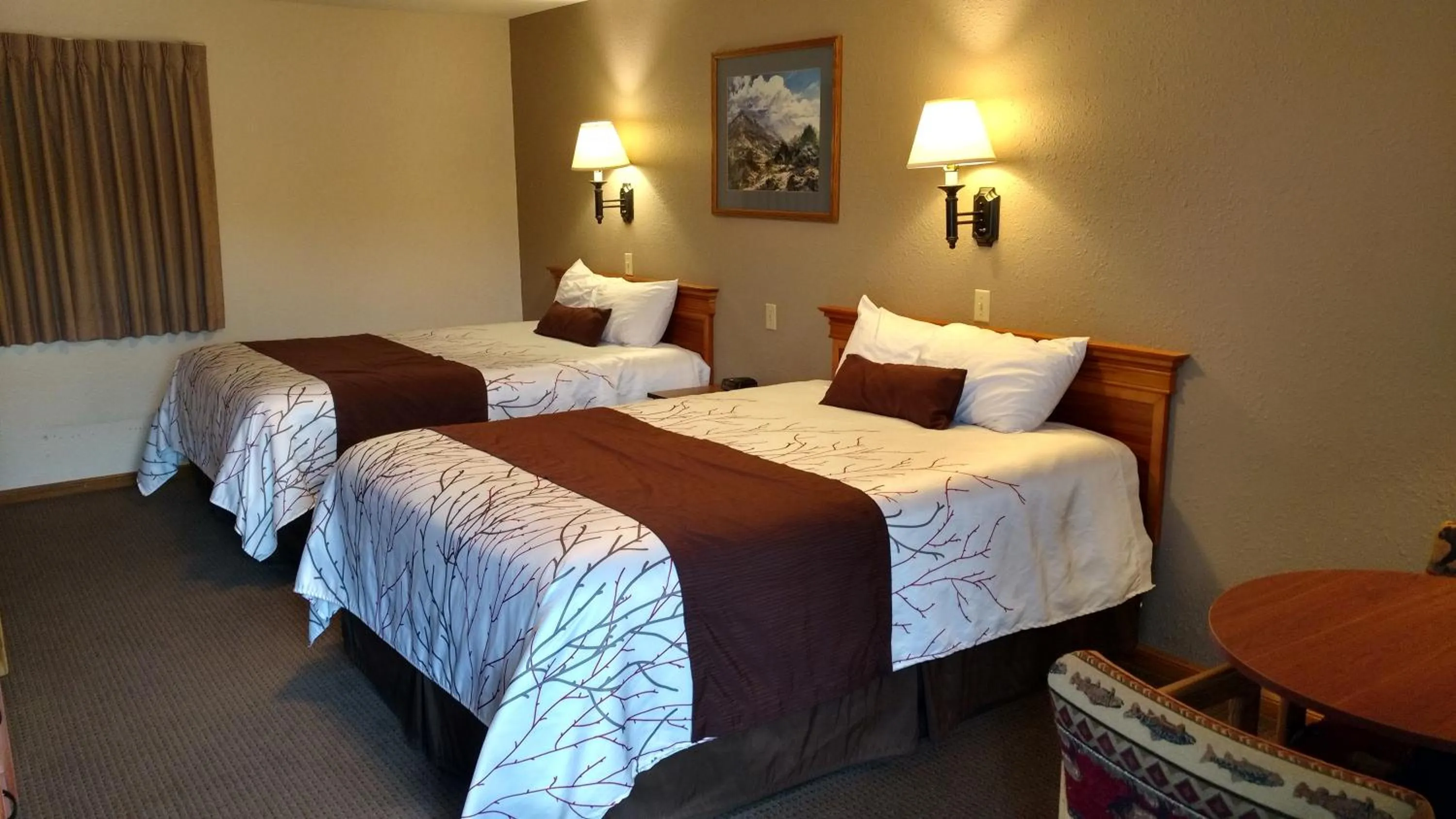 Bed in Stagecoach Inn & Suites