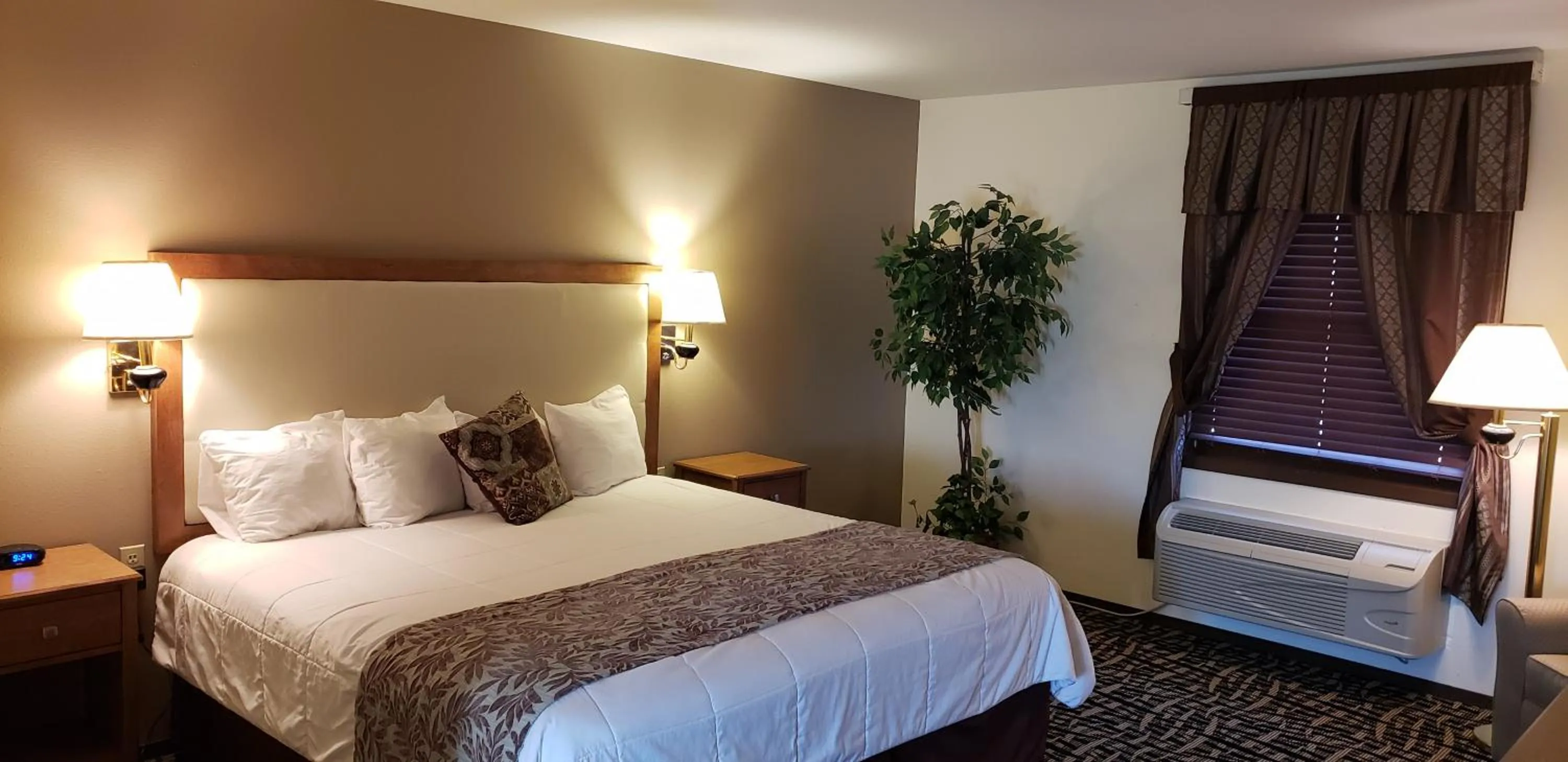 Bed in Stagecoach Inn & Suites