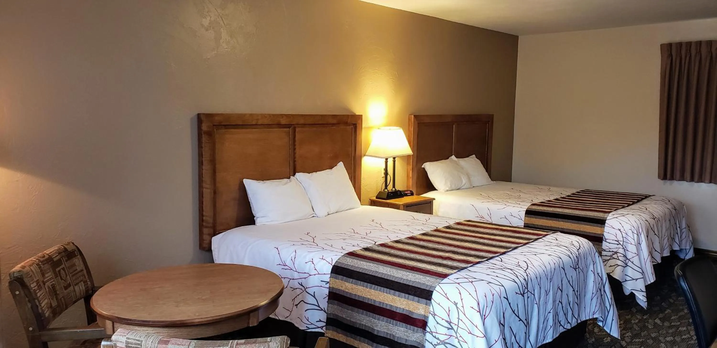 Bed in Stagecoach Inn & Suites