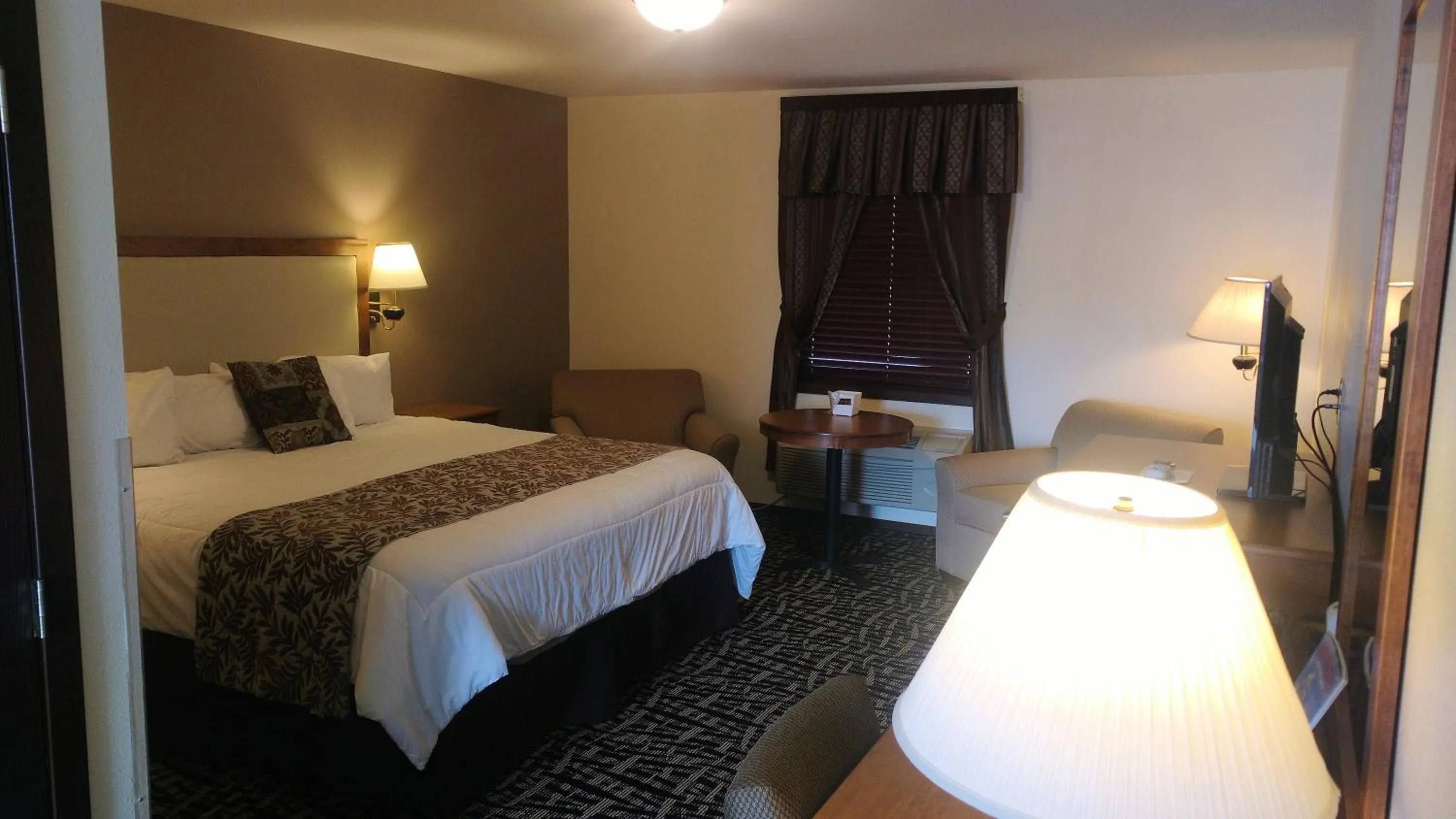 Bed in Stagecoach Inn & Suites