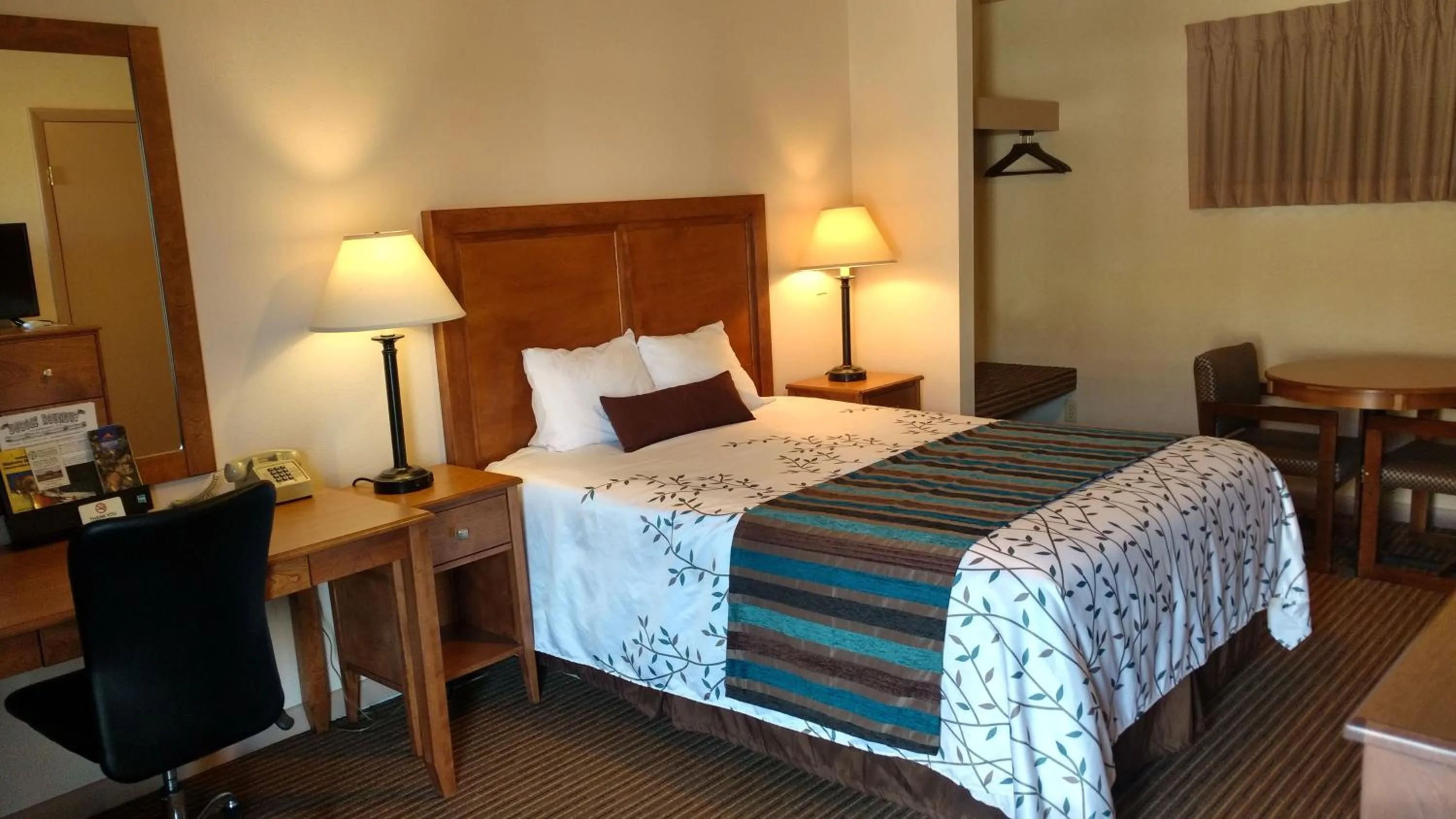 Bed in Stagecoach Inn & Suites