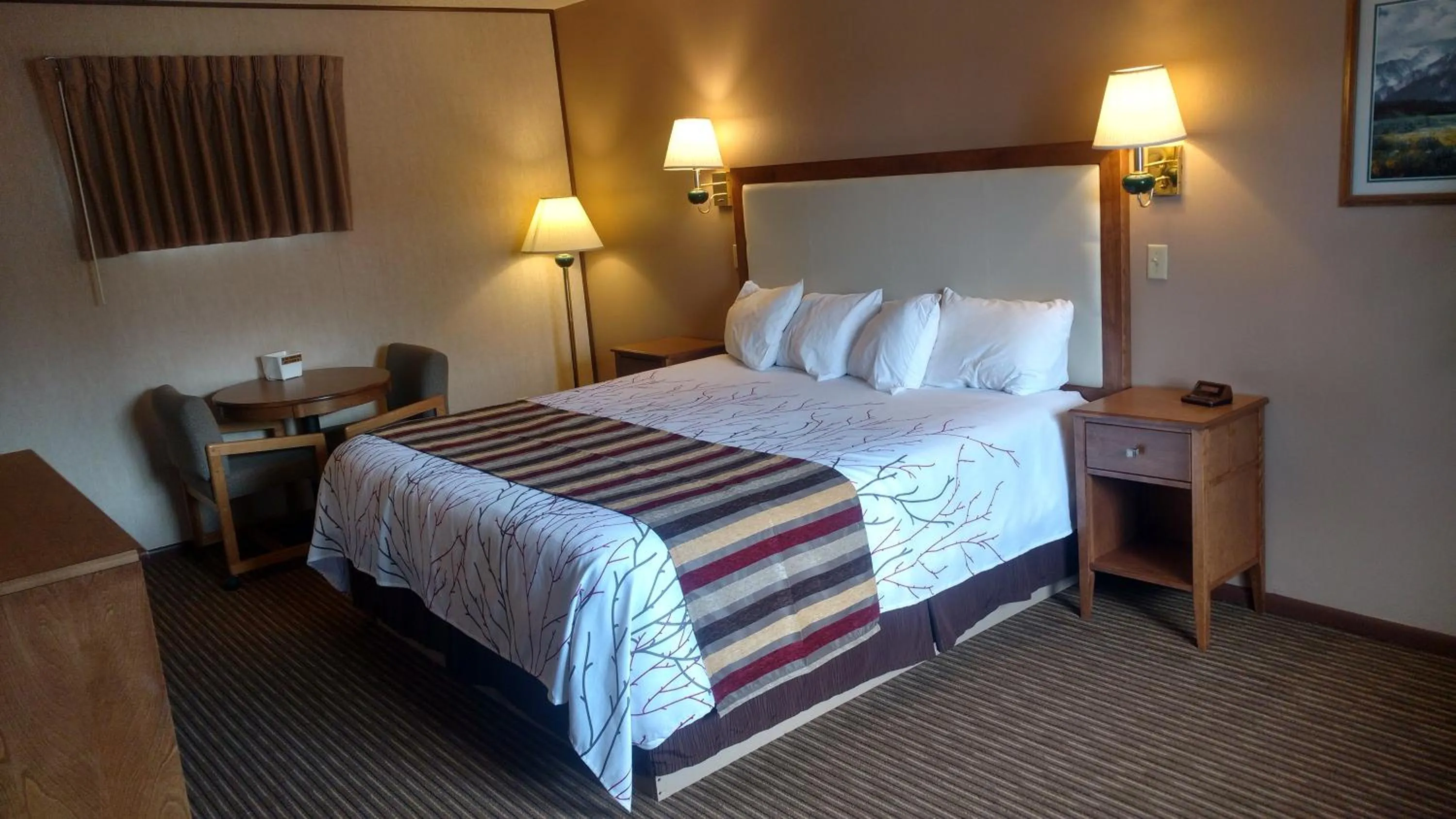 Bed in Stagecoach Inn & Suites