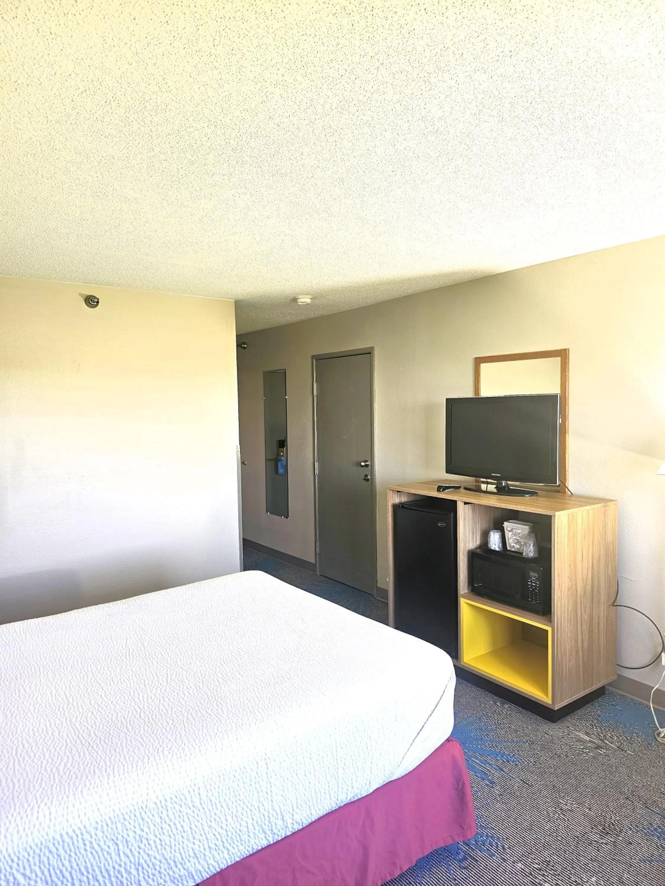 Bed in Days Inn by Wyndham North Sioux City