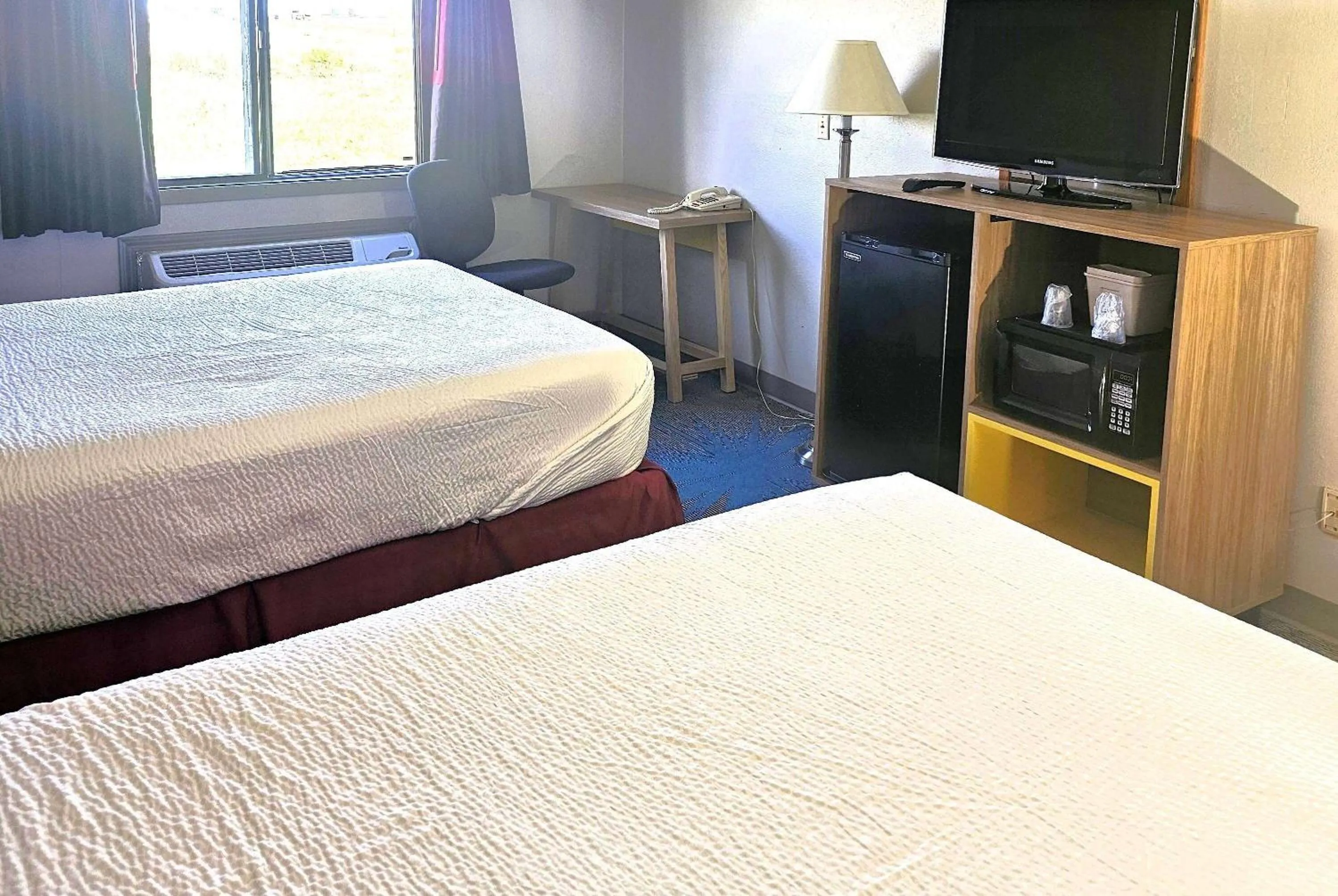 Photo of the whole room, Bed in Days Inn by Wyndham North Sioux City