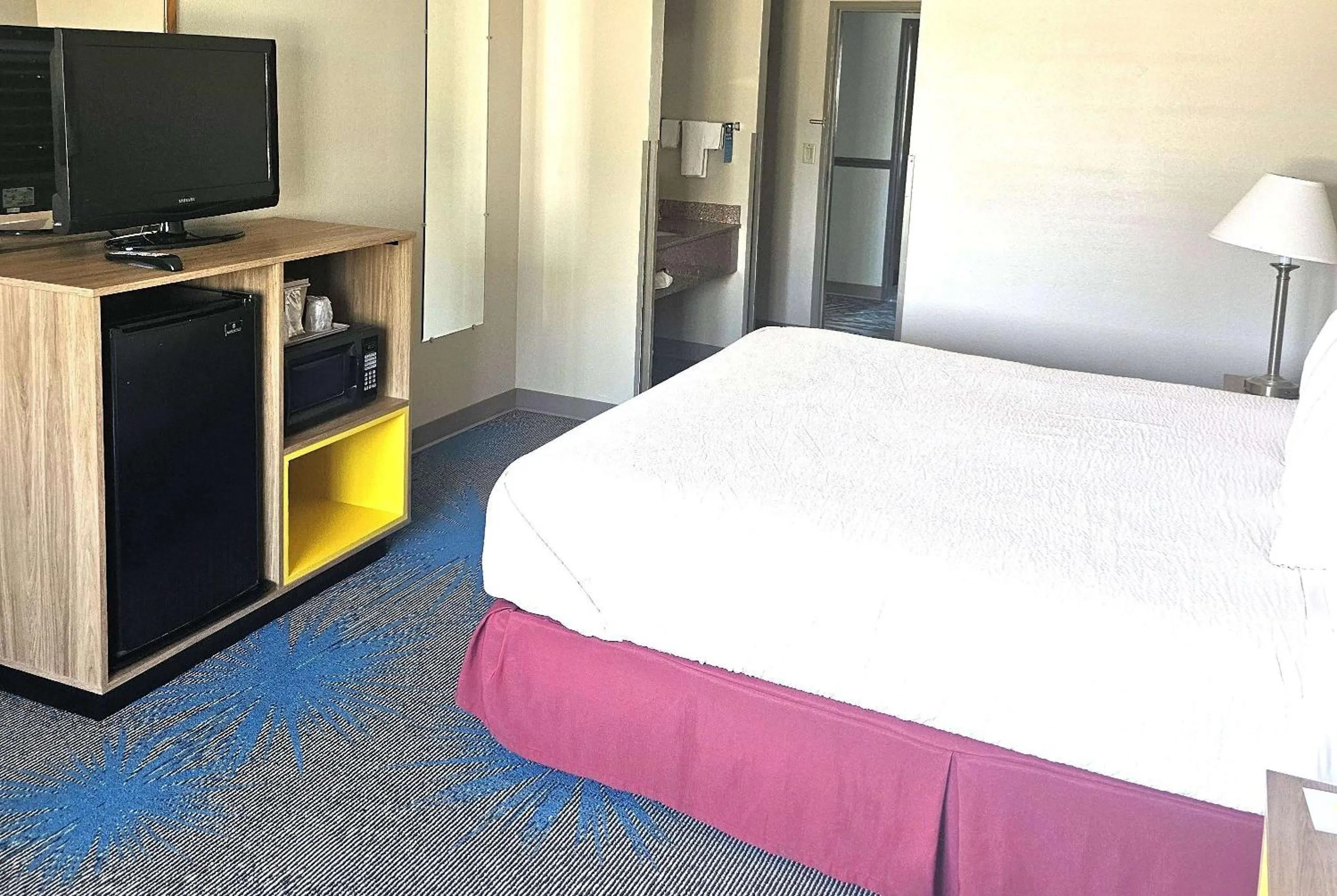 Photo of the whole room, Bed in Days Inn by Wyndham North Sioux City