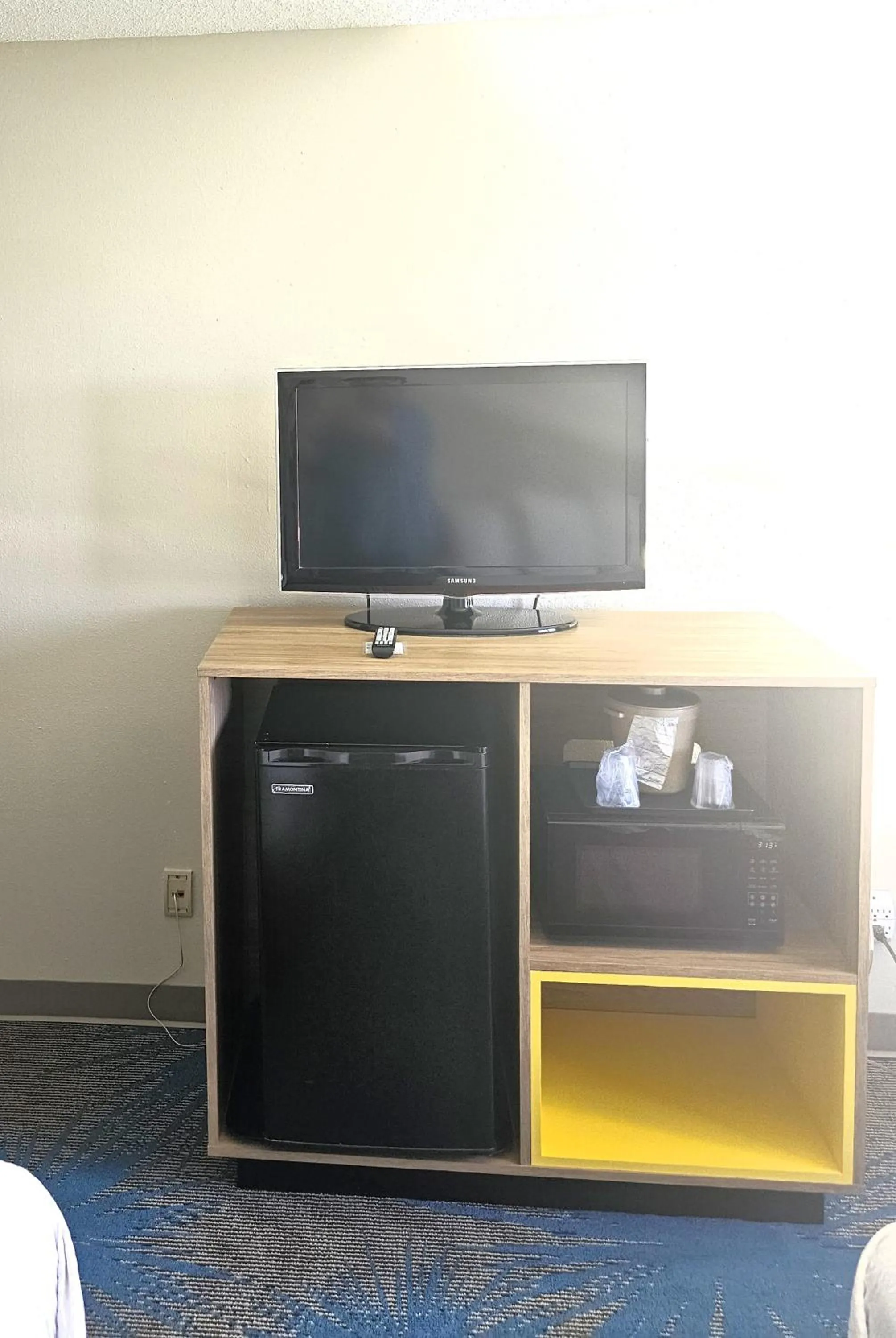 TV and multimedia in Days Inn by Wyndham North Sioux City