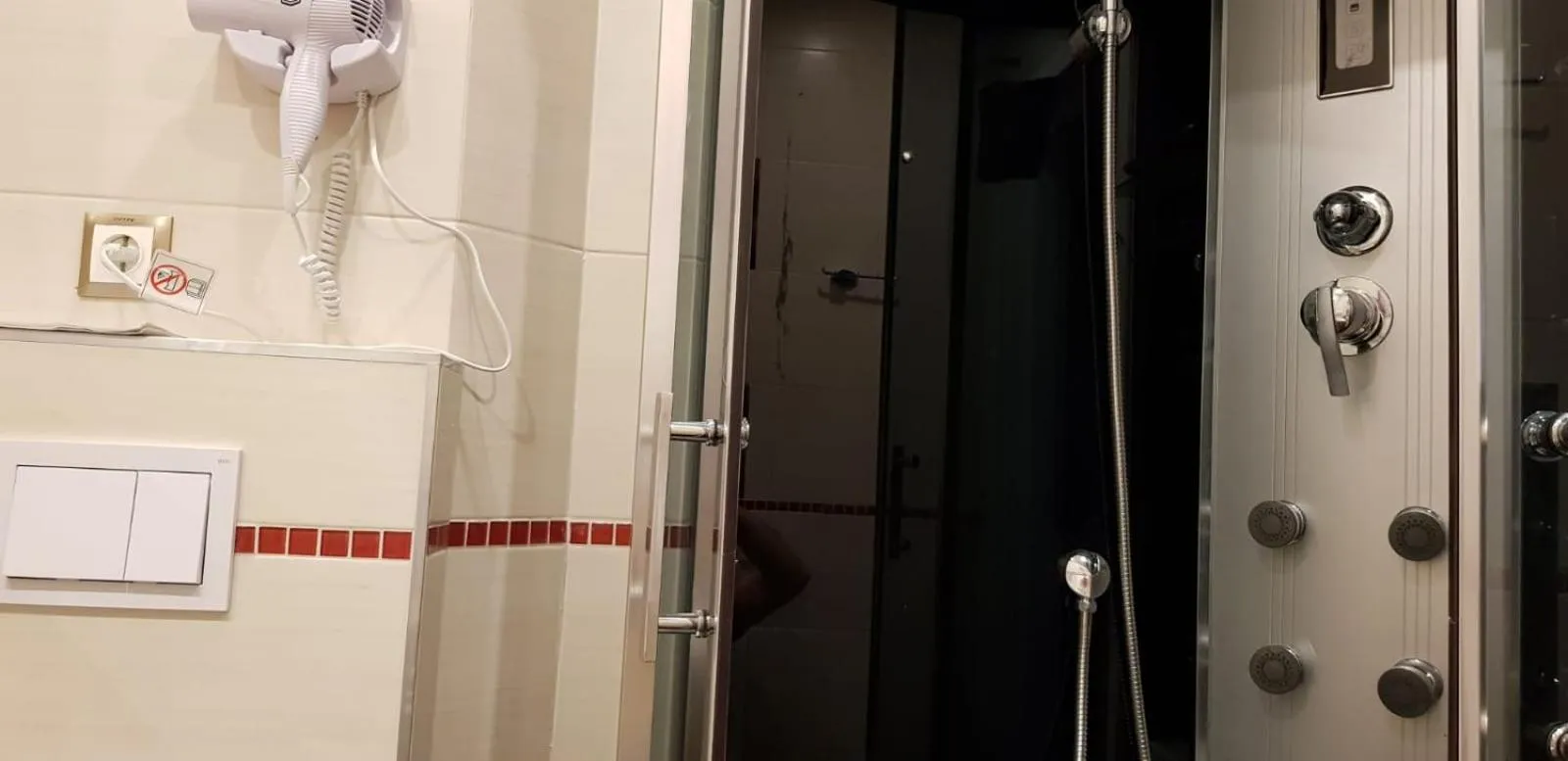 Shower in Hotel-Villa Lalee