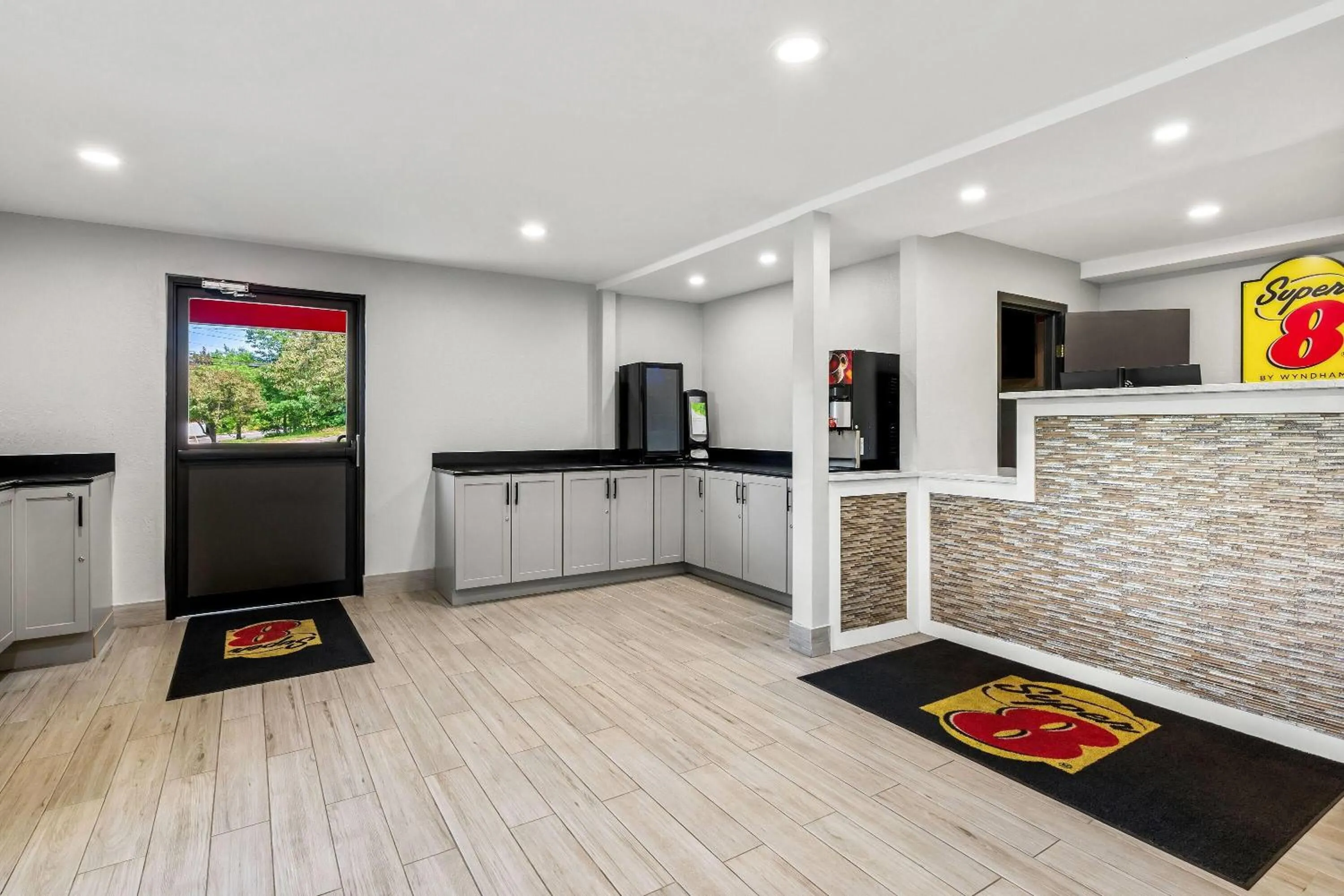 Lobby or reception in Super 8 by Wyndham Lewiston Auburn Area