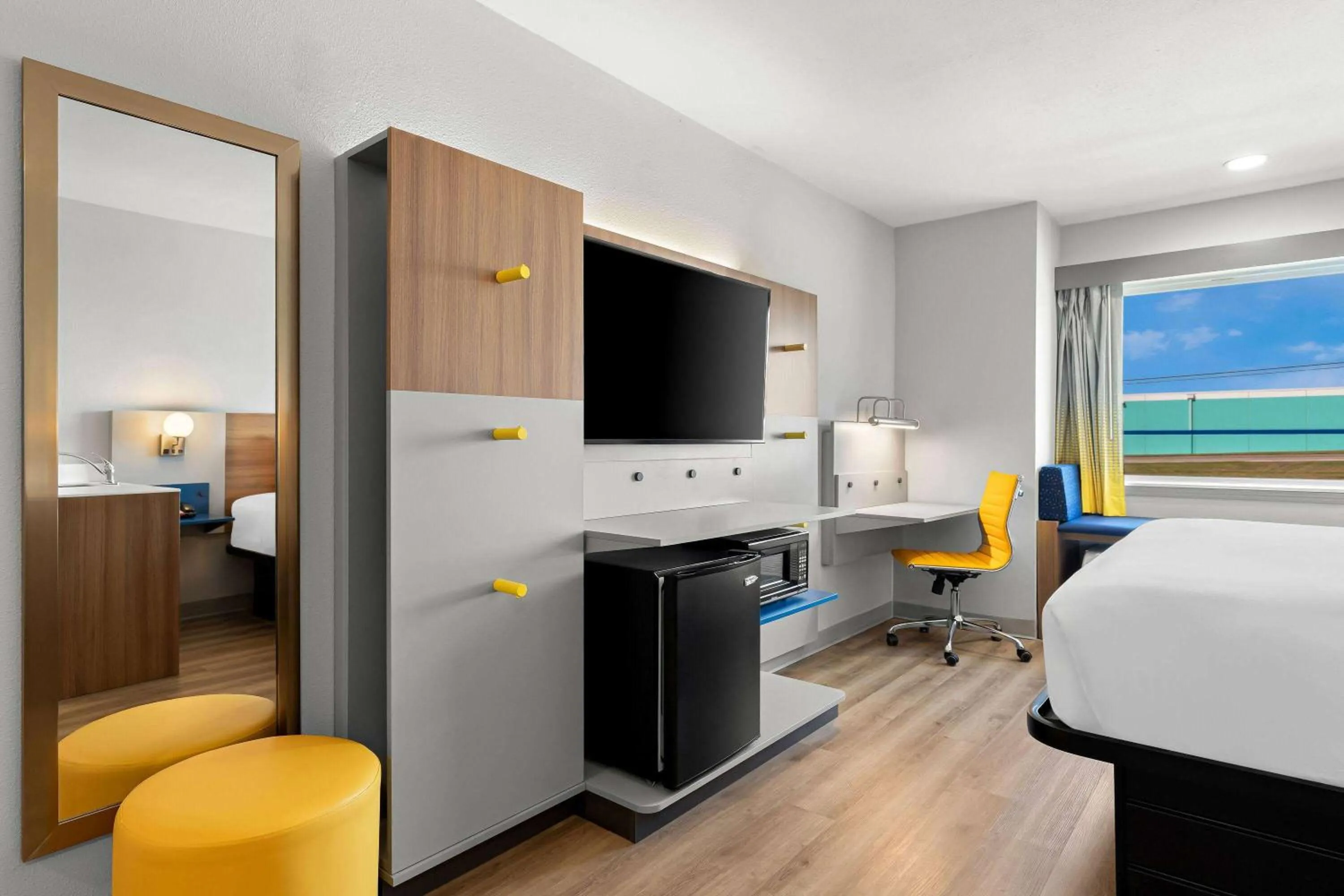 Photo of the whole room, Bed in Microtel Inn & Suites by Wyndham Tulsa - Catoosa Route 66