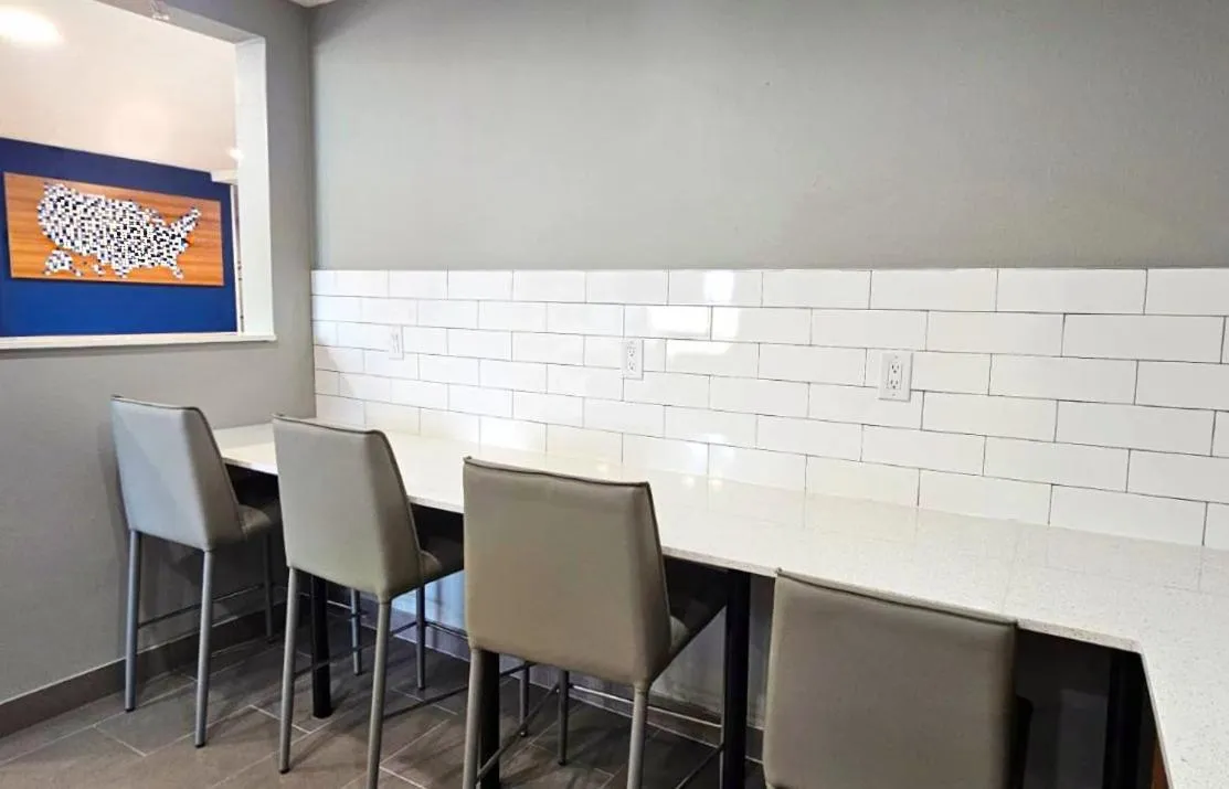Dining area in Microtel Inn & Suites by Wyndham Tulsa - Catoosa Route 66