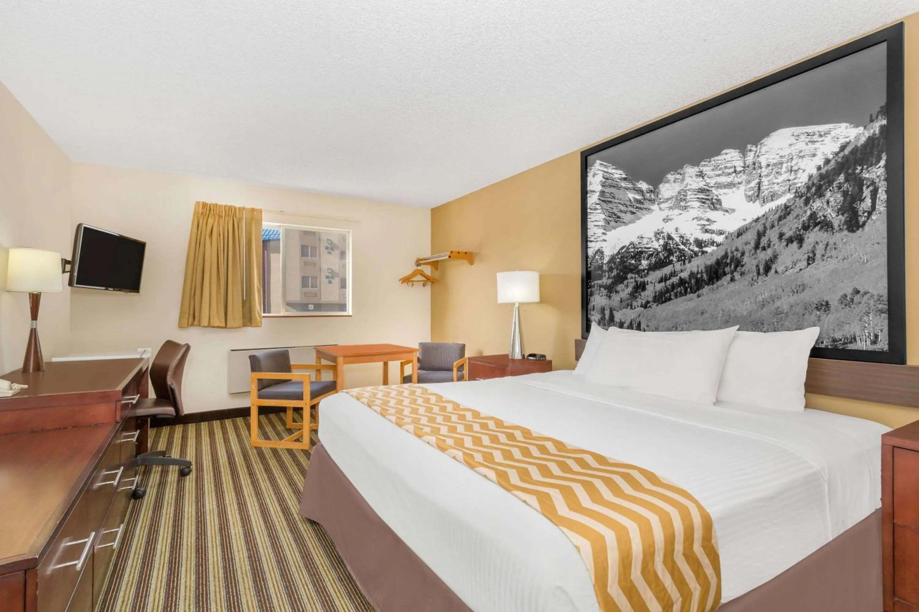 Photo of the whole room, Bed in Travelodge by Wyndham Loveland/Fort Collins Area