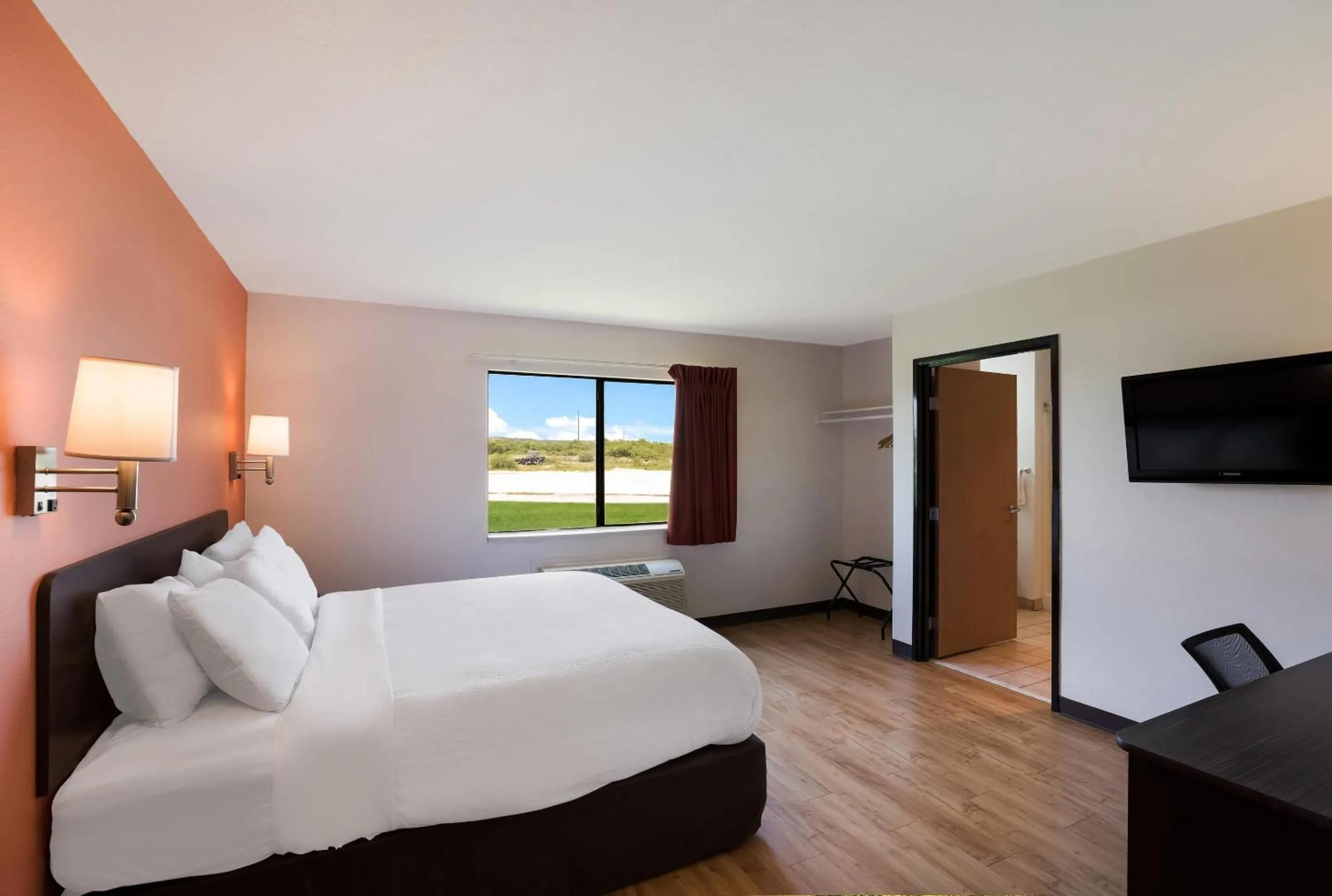 Bedroom, Bed in Quality Inn & Suites Junction