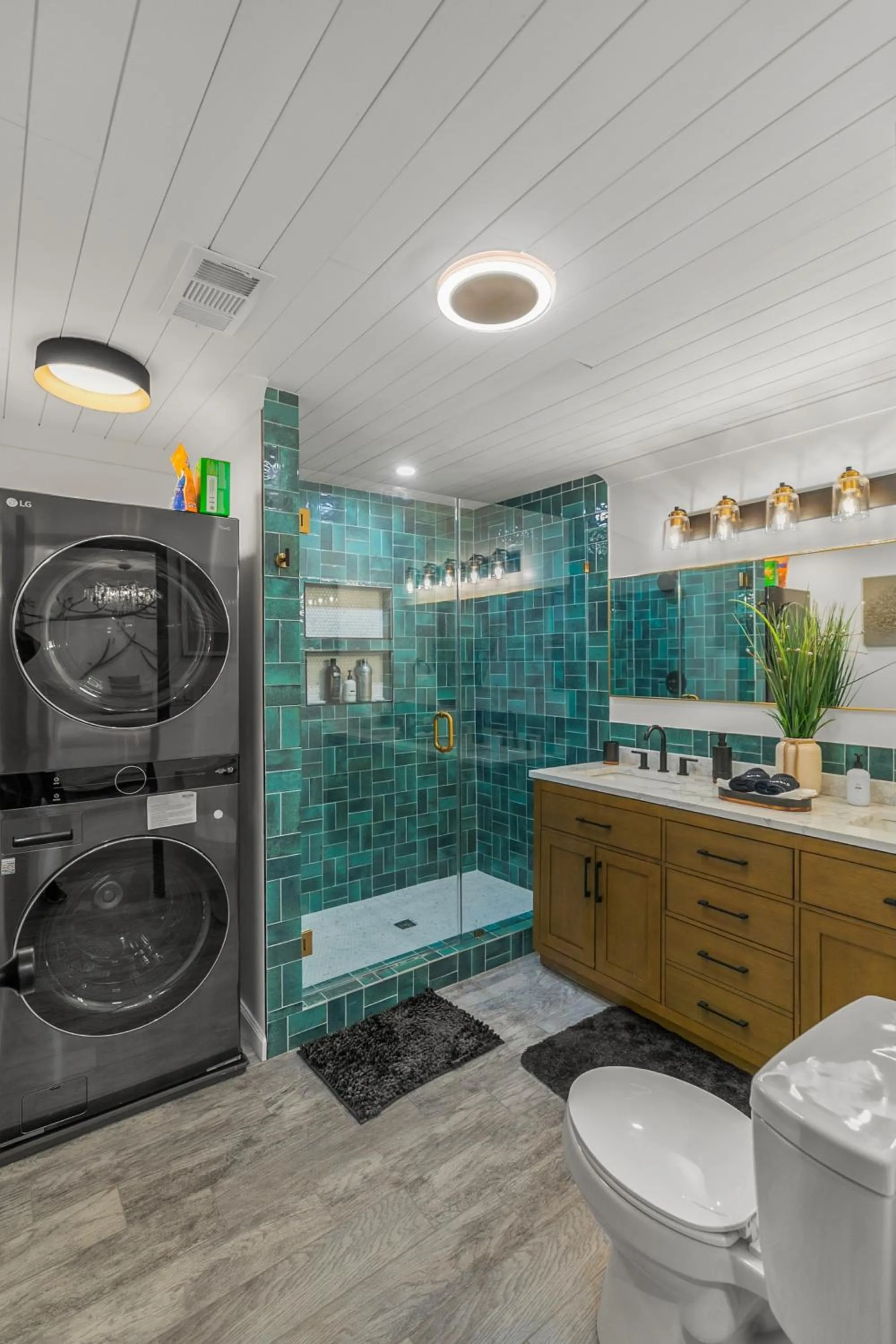 Shower in Candlewick Inn and Suites