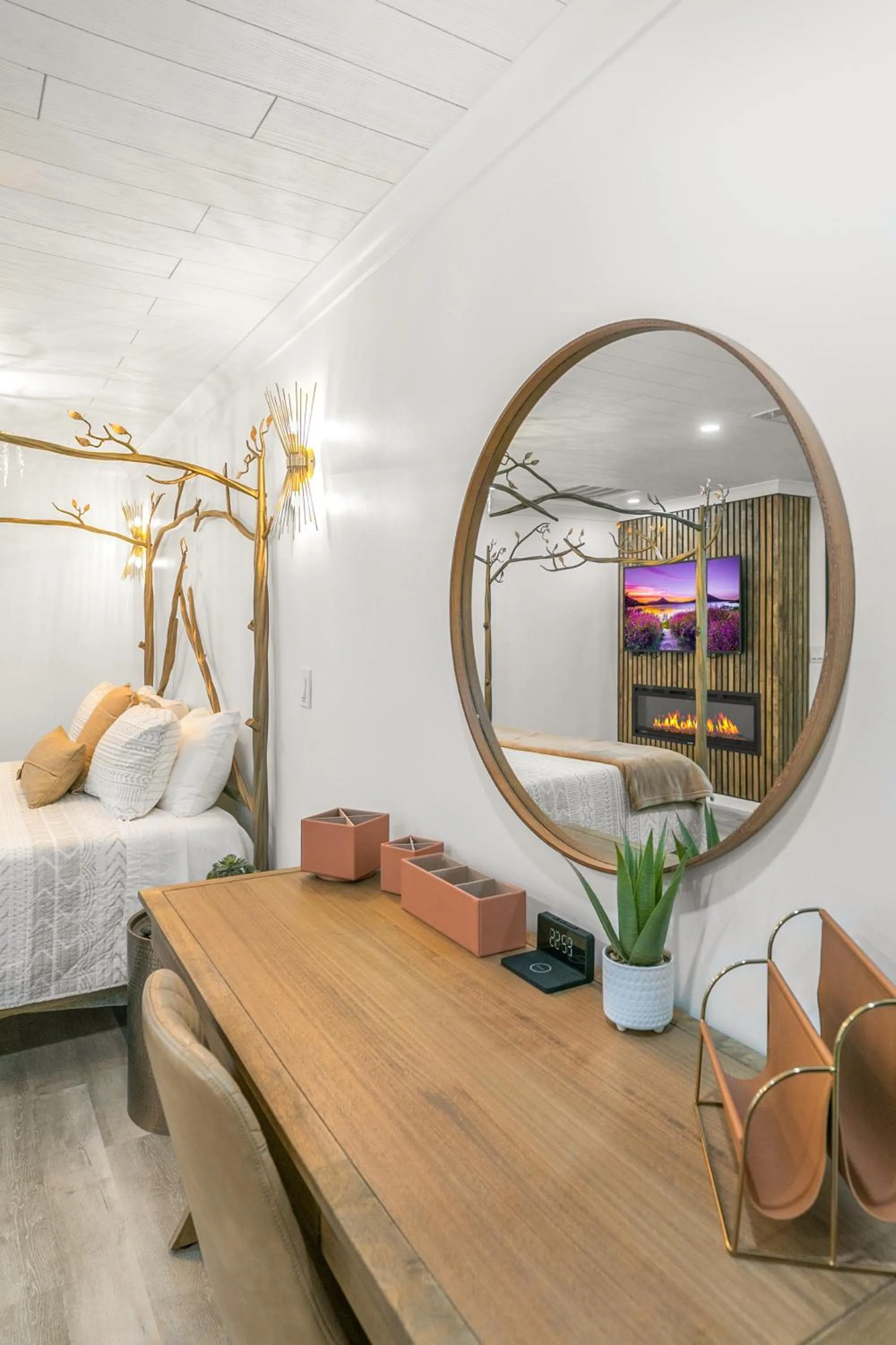 Bed in Candlewick Inn and Suites