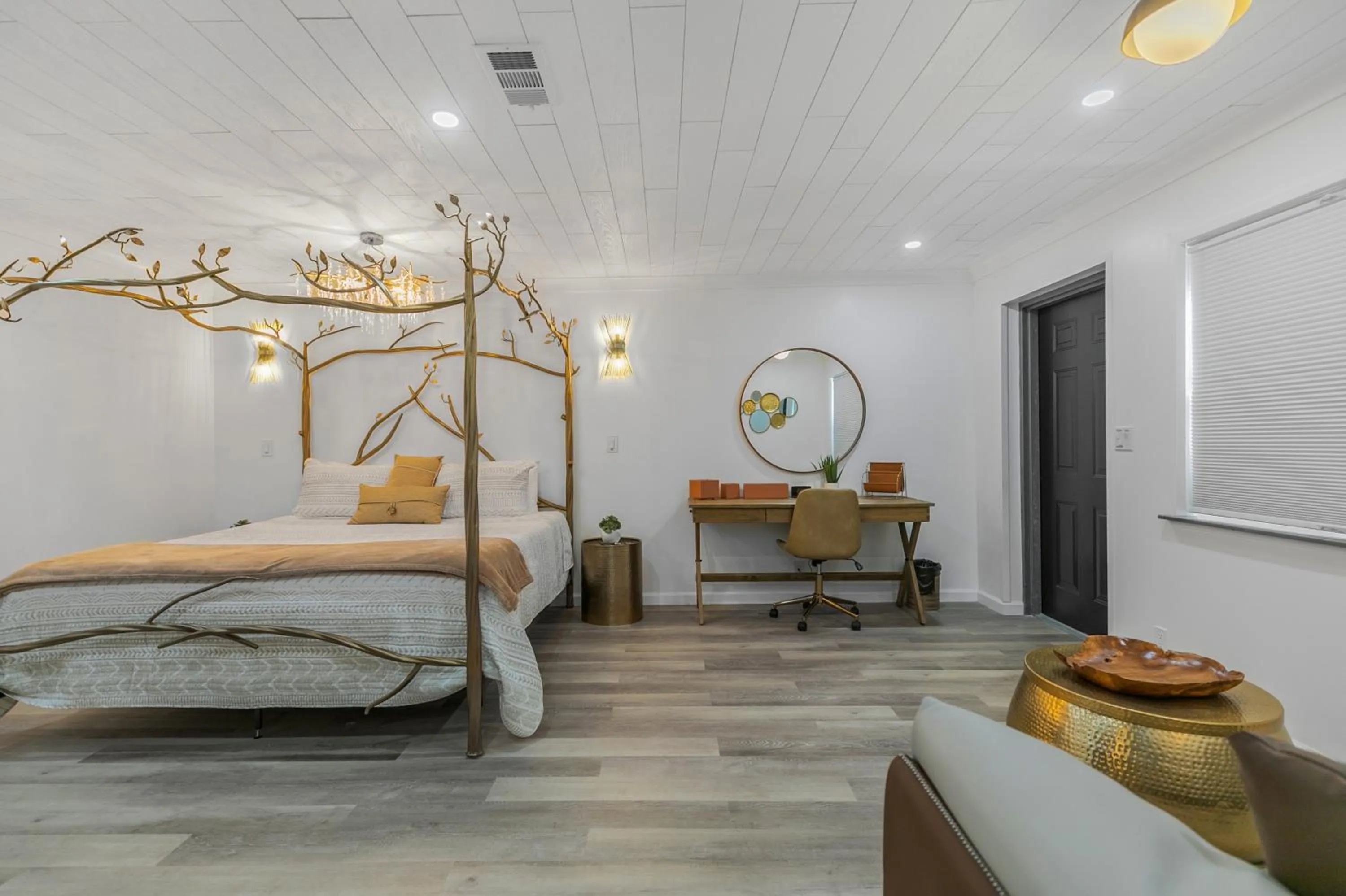 Bed in Candlewick Inn and Suites