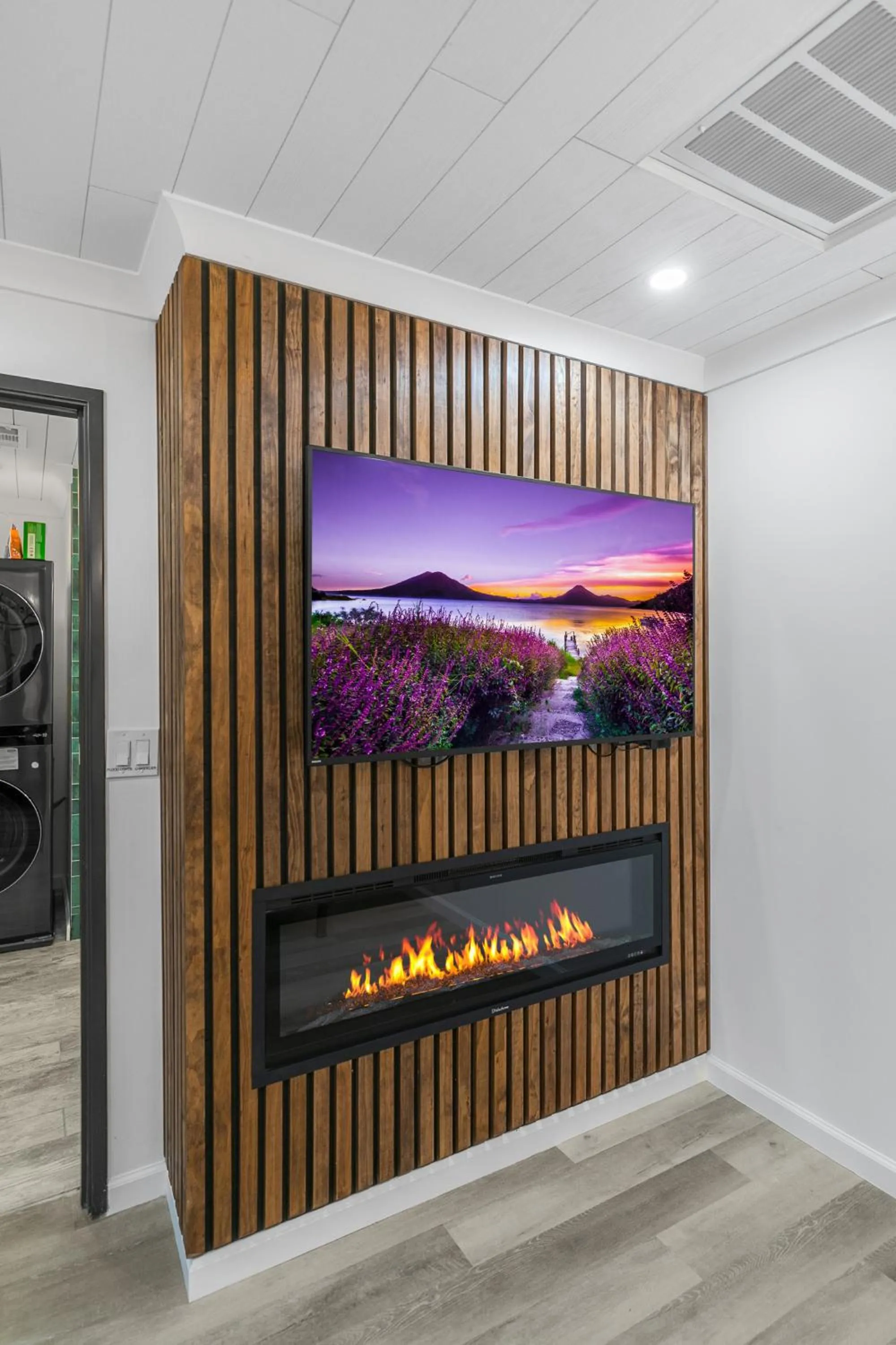 TV and multimedia in Candlewick Inn and Suites