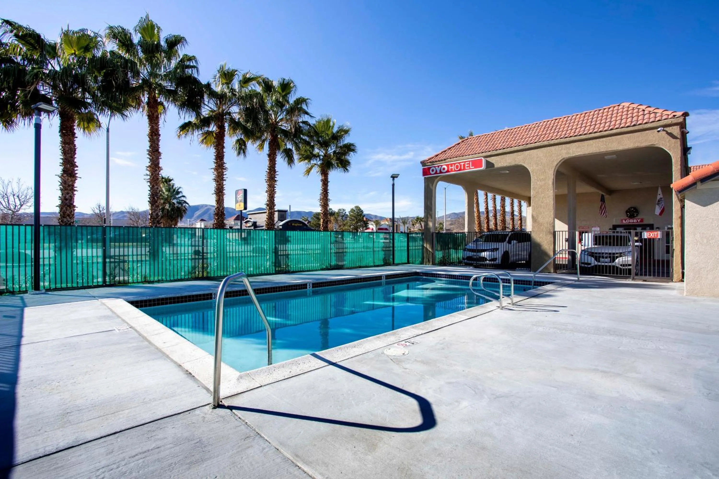 Swimming pool in Hotel Palmdale - Antelope Valley -Listing Partner