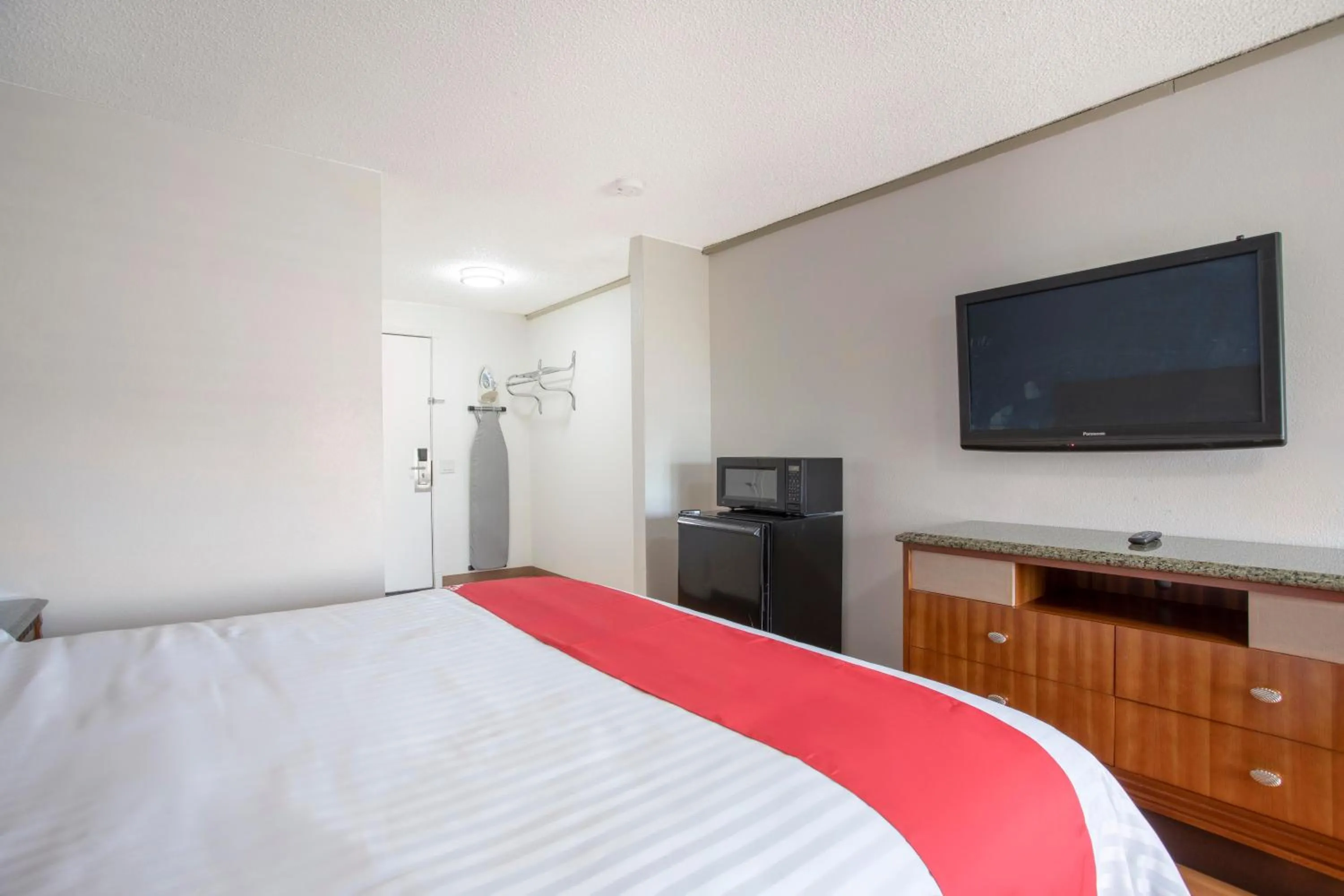Bedroom in Hotel Palmdale - Antelope Valley -Listing Partner