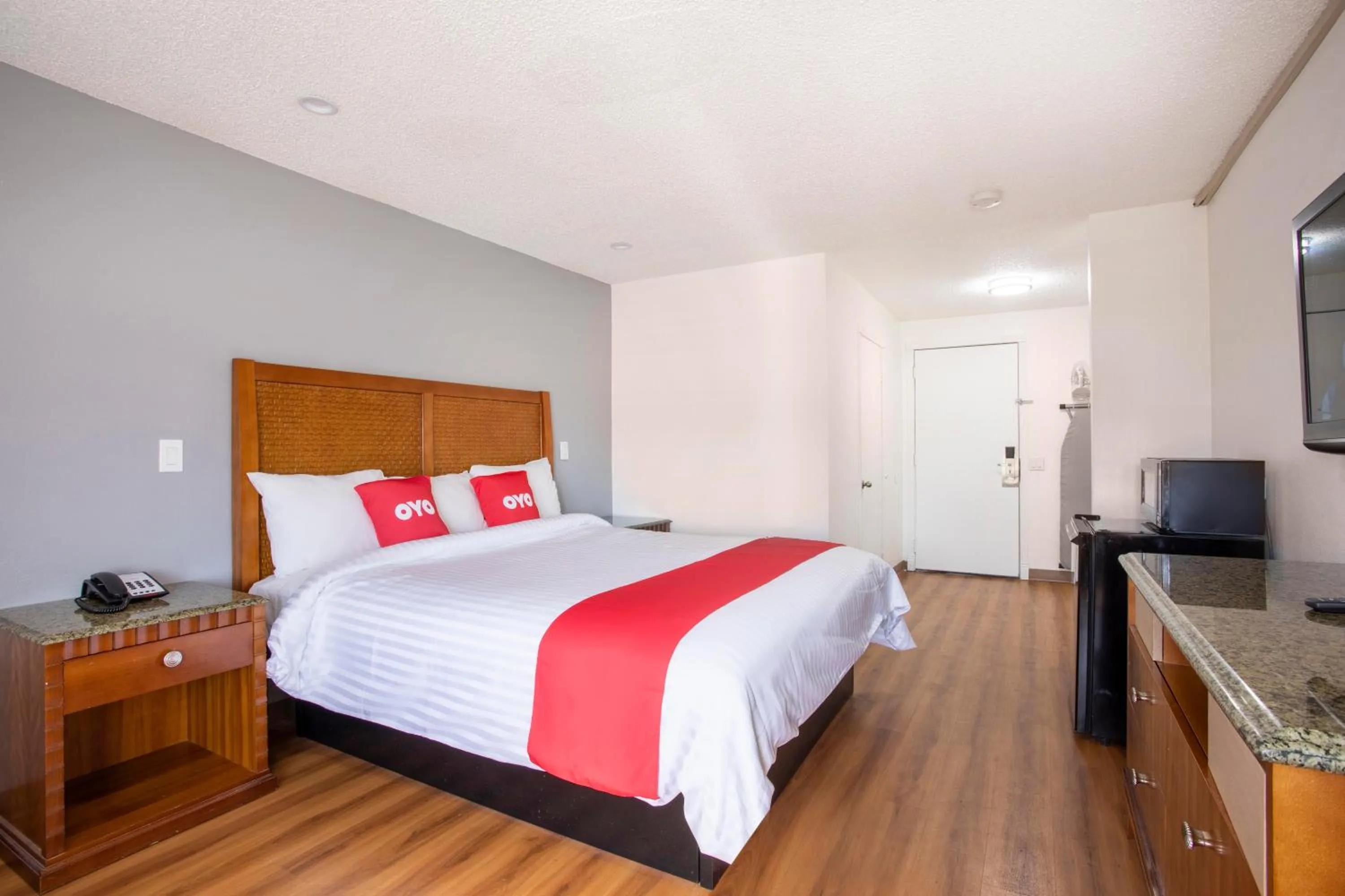 Bedroom in Hotel Palmdale - Antelope Valley -Listing Partner