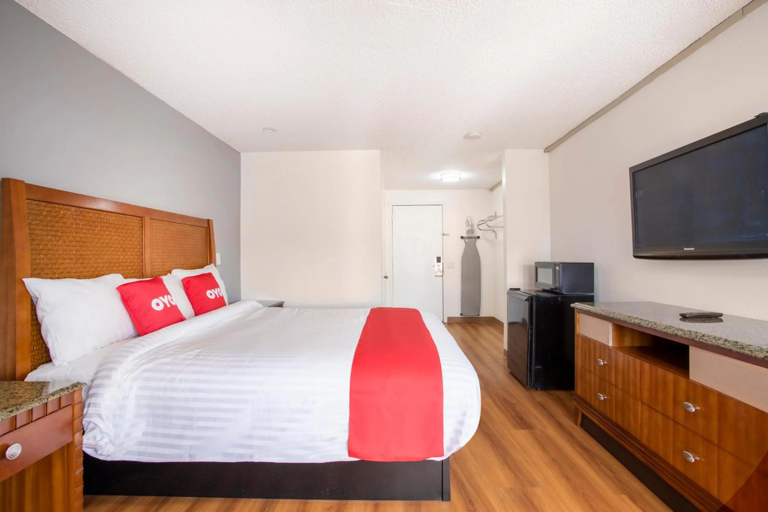 Bedroom in Hotel Palmdale - Antelope Valley -Listing Partner
