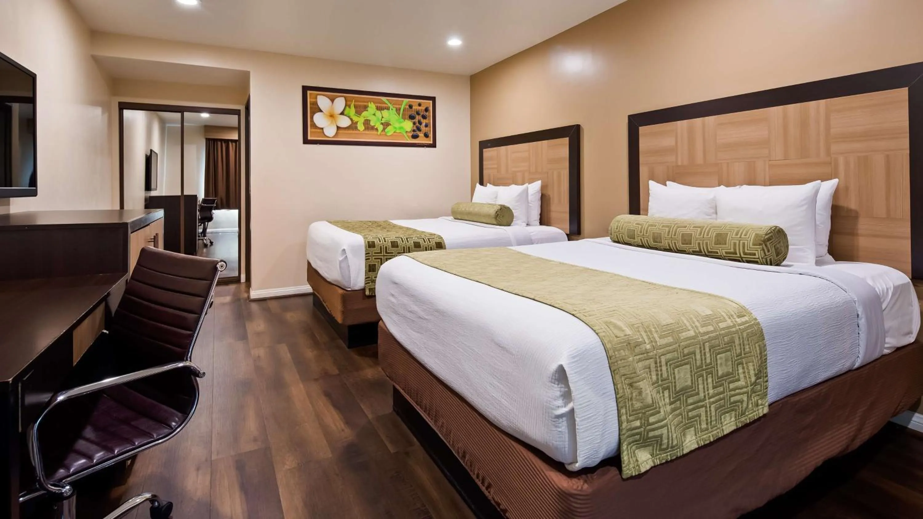 Photo of the whole room, Bed in Best Western Plus Glendale