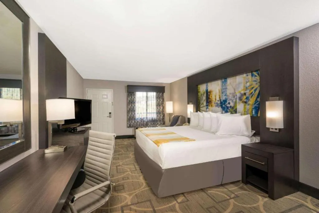 Bed in Days Inn by Wyndham Asheville Downtown North