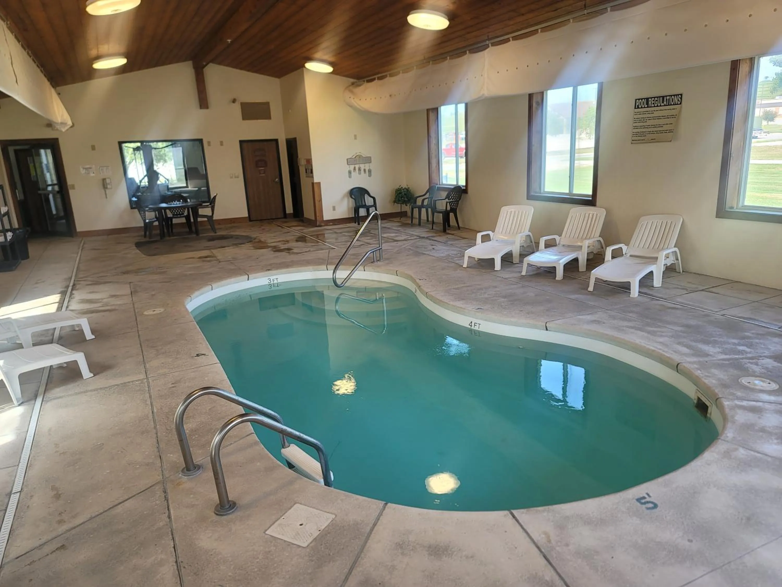 Swimming pool in Horizon Inn & Suites
