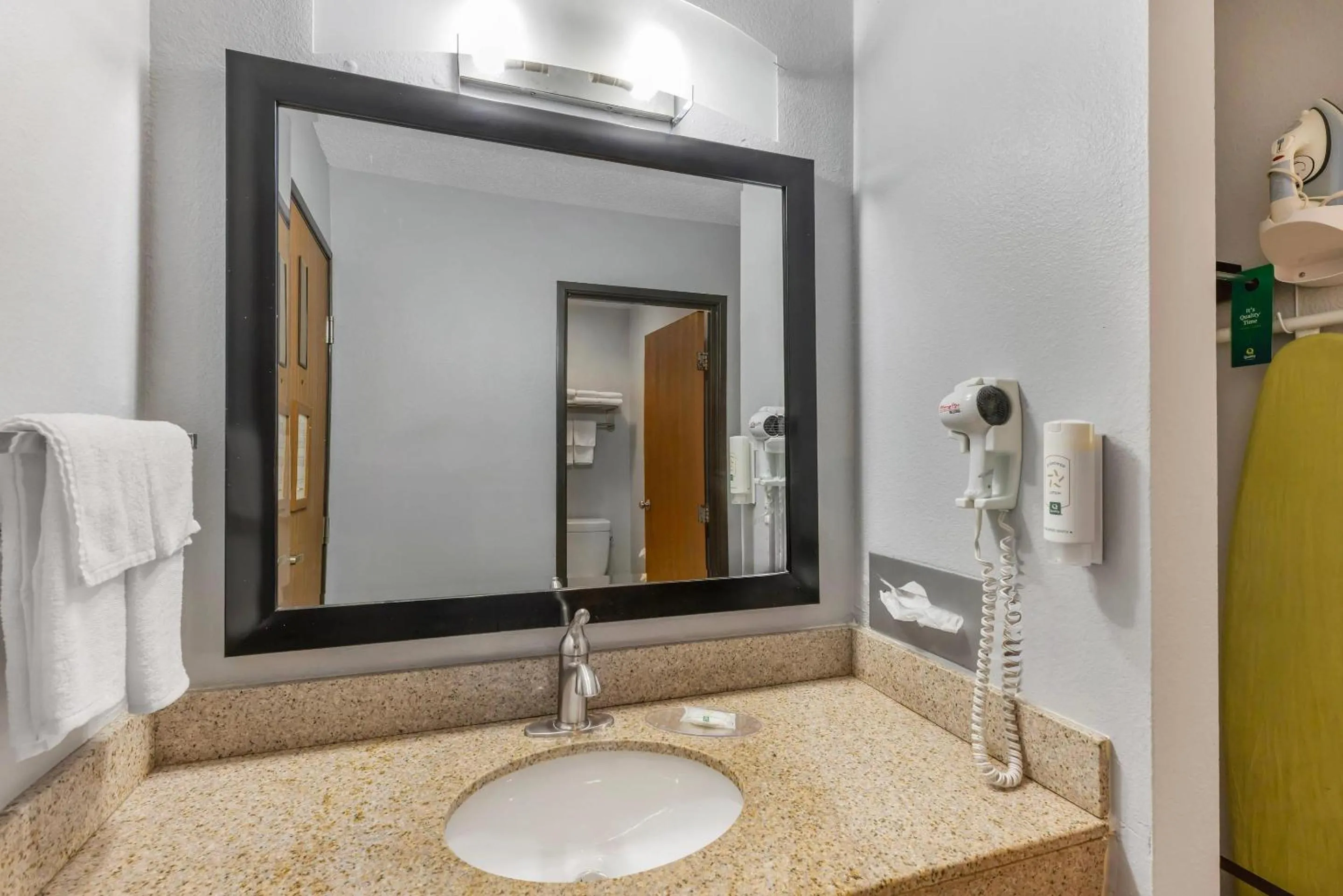 Bedroom in Quality Inn Chesterton near Indiana Dunes National Park I-94