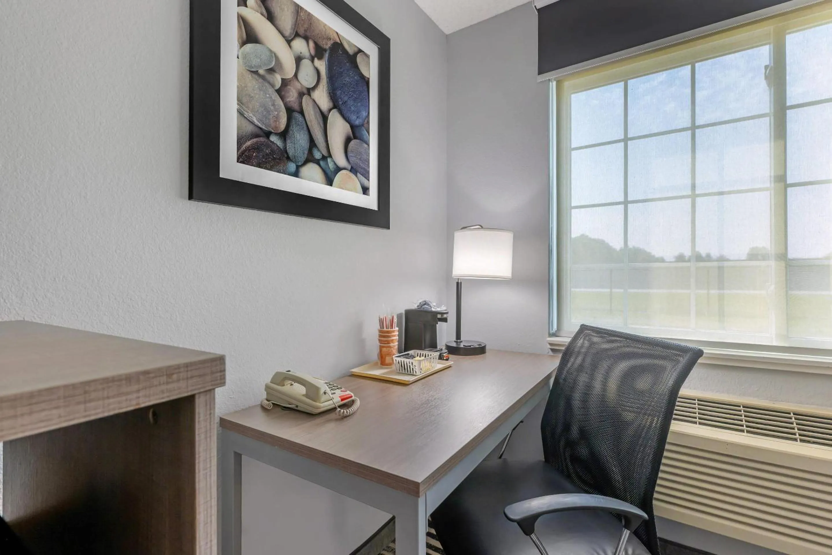 Bedroom in Quality Inn Chesterton near Indiana Dunes National Park I-94