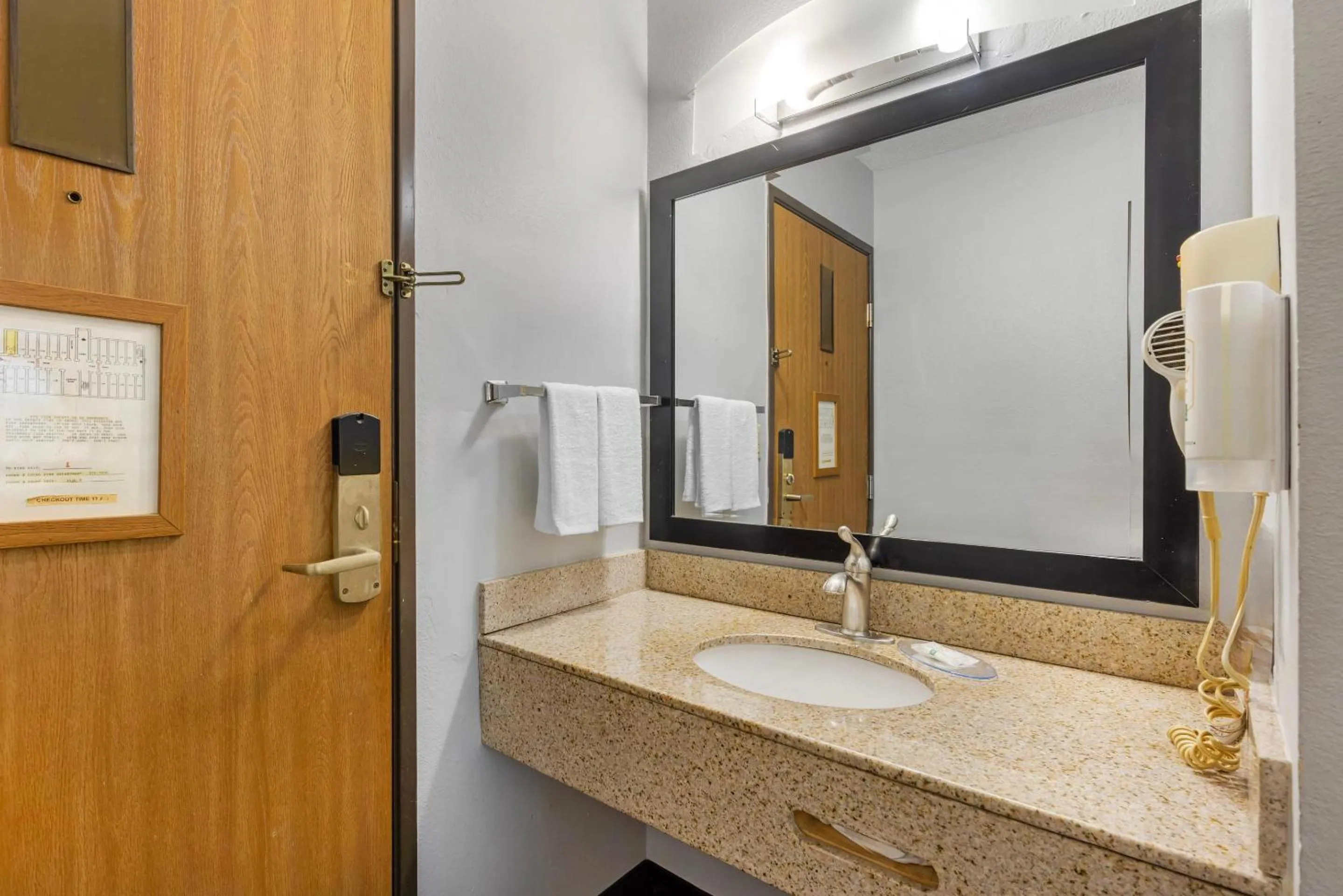 Bedroom in Quality Inn Chesterton near Indiana Dunes National Park I-94