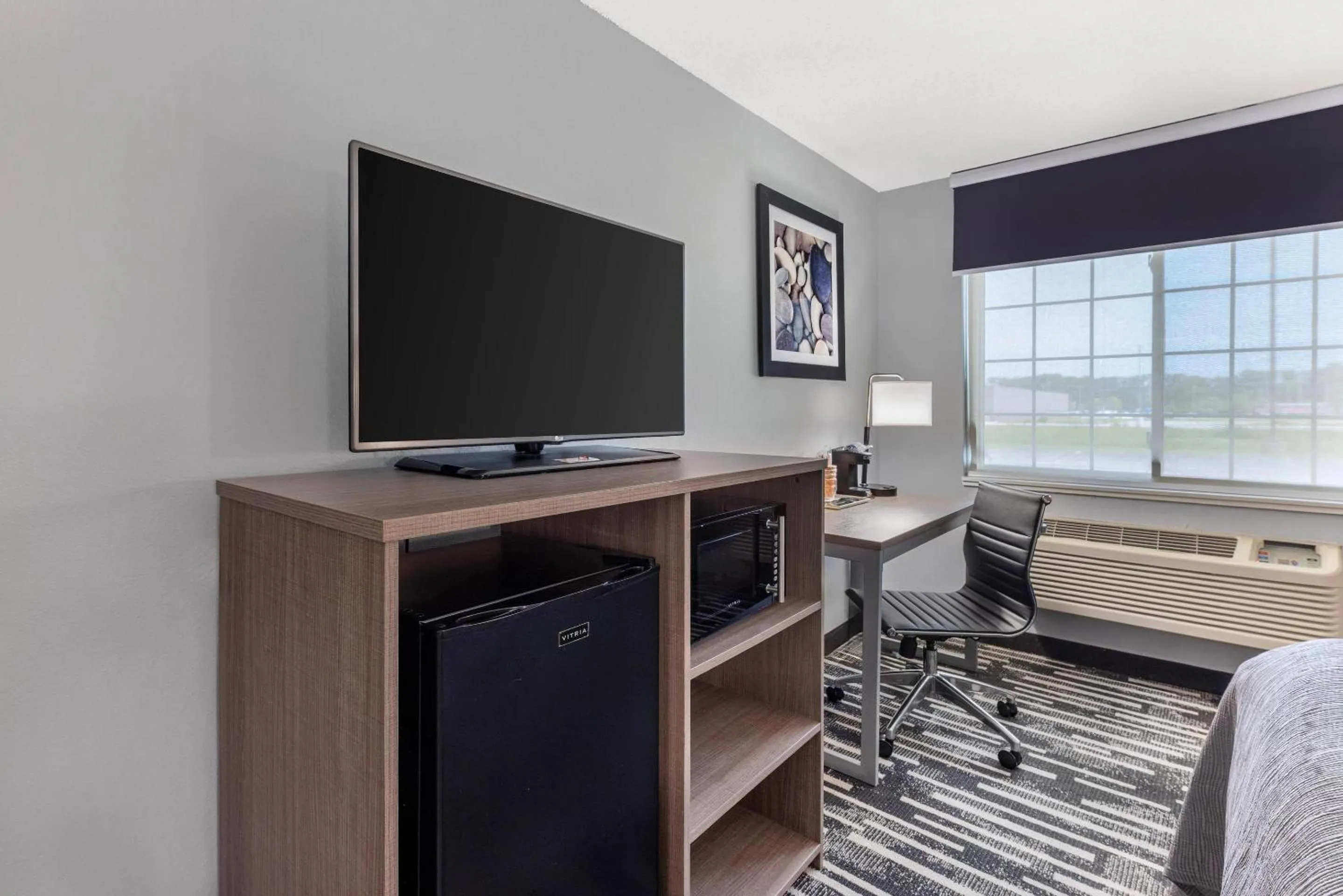 Bedroom in Quality Inn Chesterton near Indiana Dunes National Park I-94
