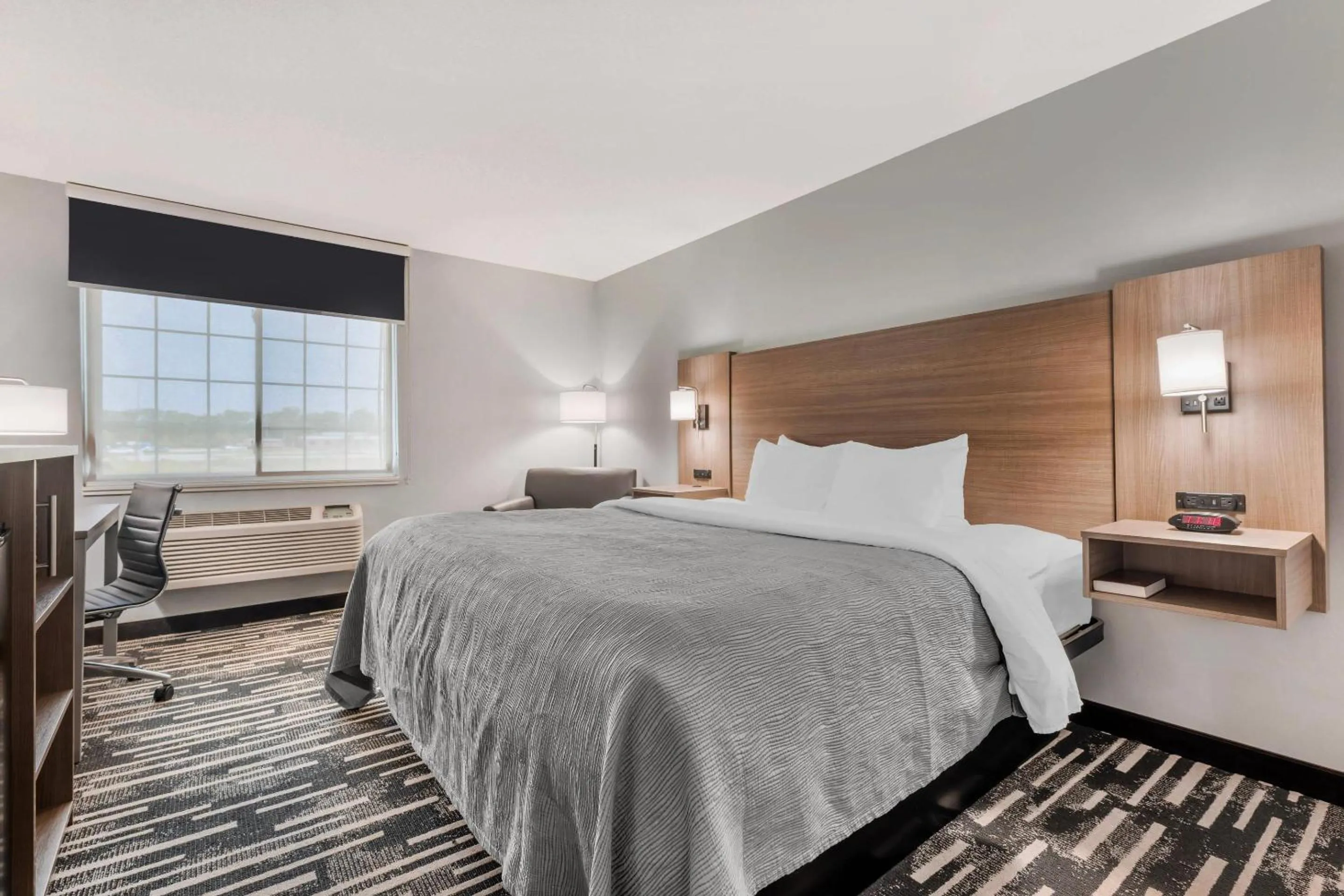 Bedroom, Bed in Quality Inn Chesterton near Indiana Dunes National Park I-94