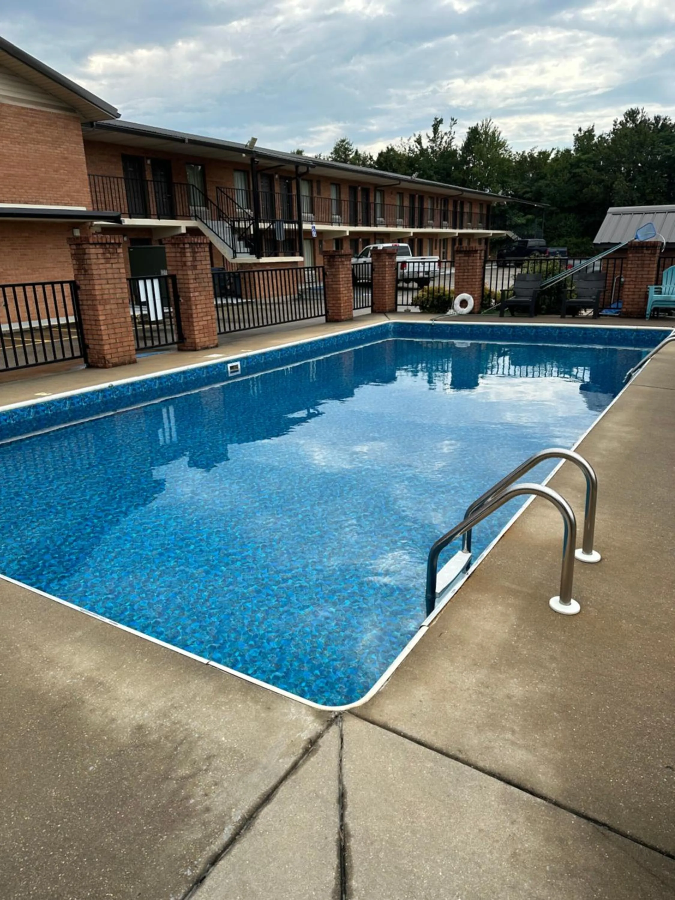 Swimming pool in Royal Inn - Anniston