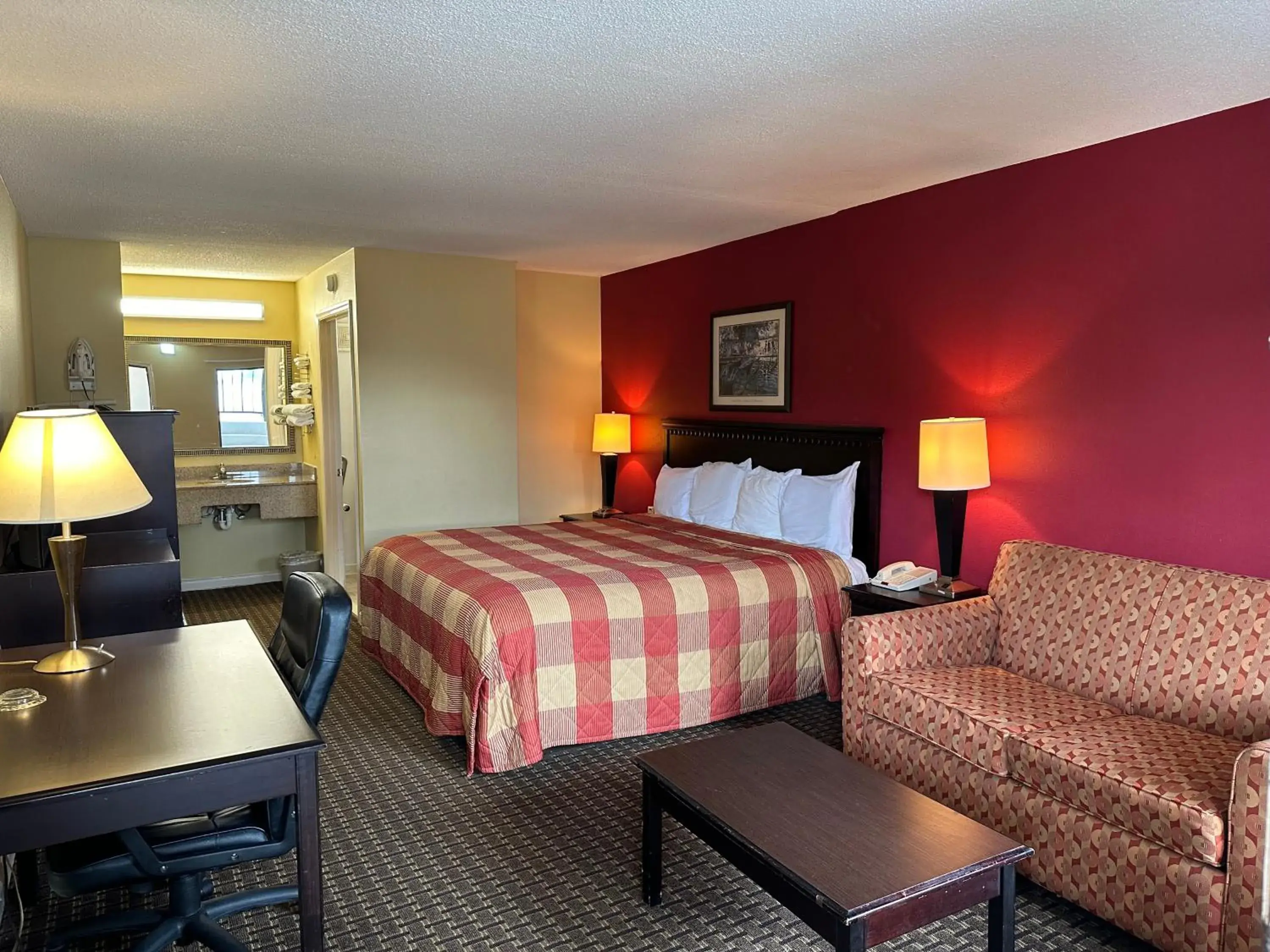 King Room - Disability Access/Smoking in Royal Inn - Anniston King Room - Disability Access/Smoking in Royal Inn - Anniston