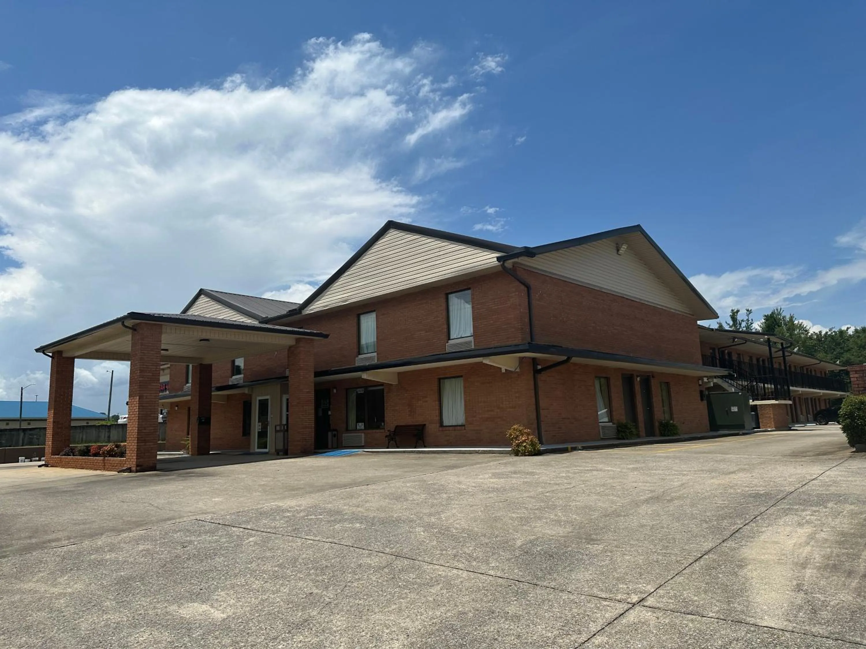 Property building in Royal Inn - Anniston