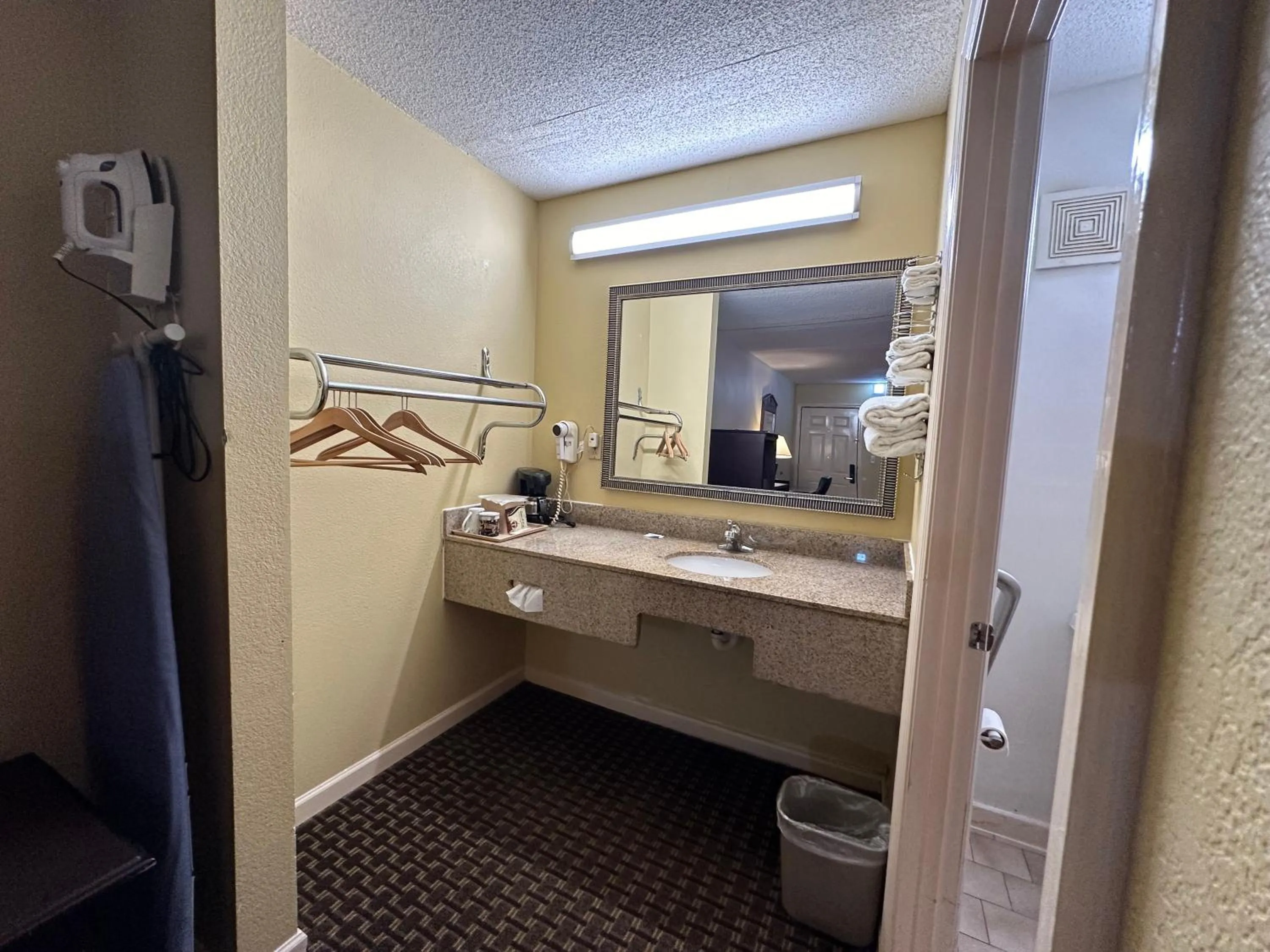 Coffee/tea facilities in Royal Inn - Anniston