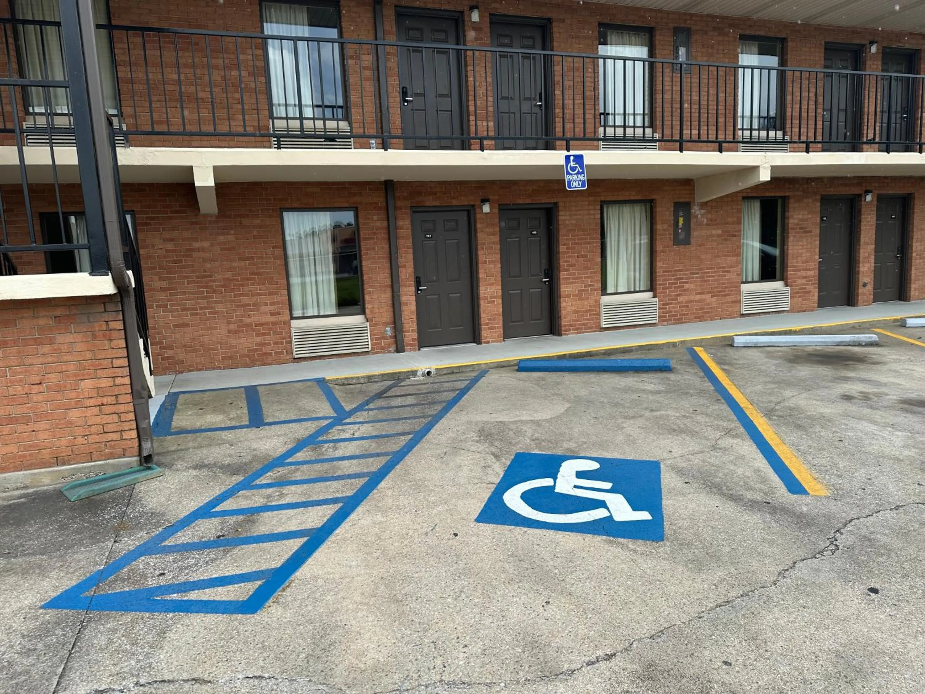 Parking in Royal Inn - Anniston