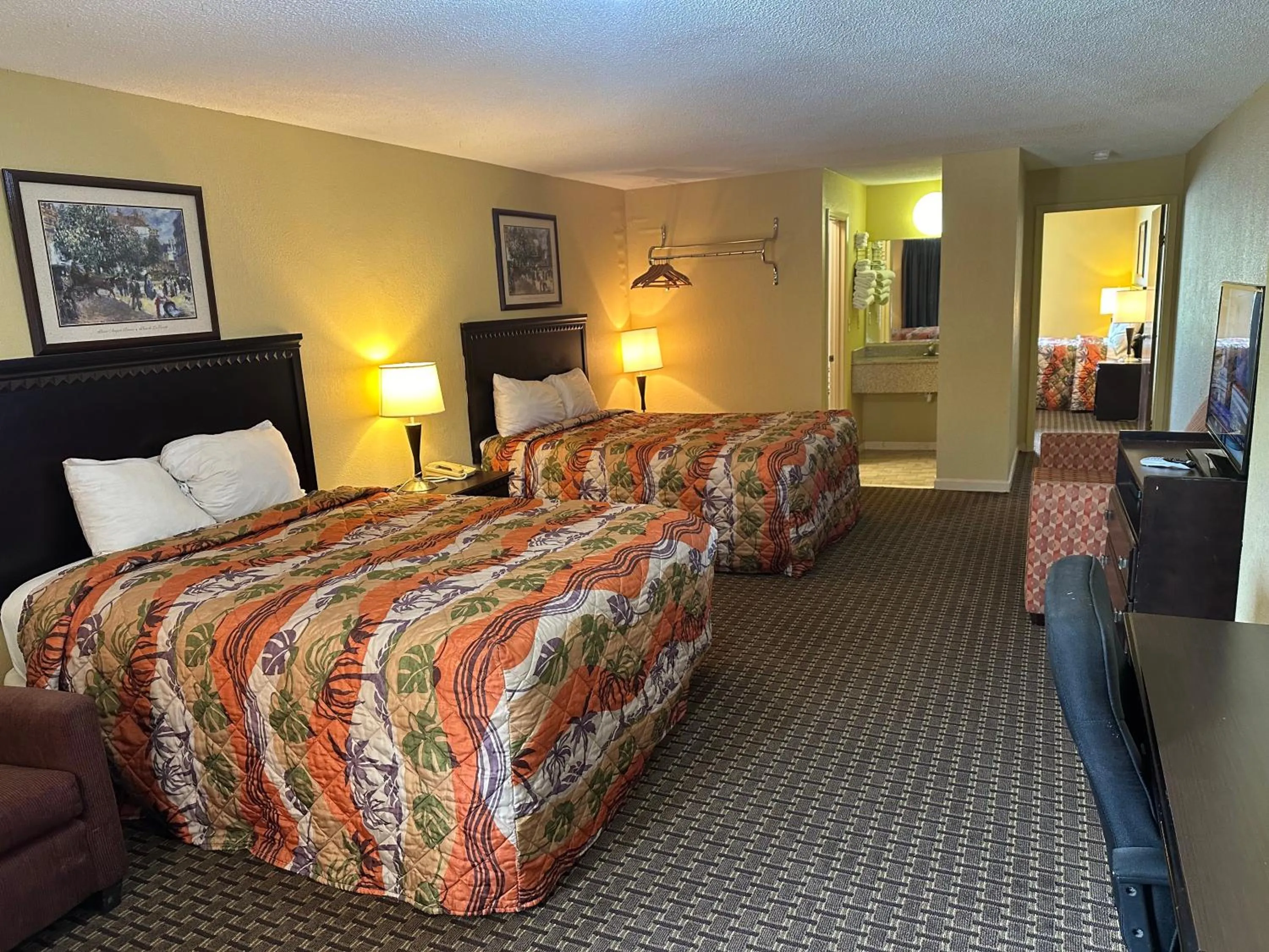 Photo of the whole room, Bed in Royal Inn - Anniston