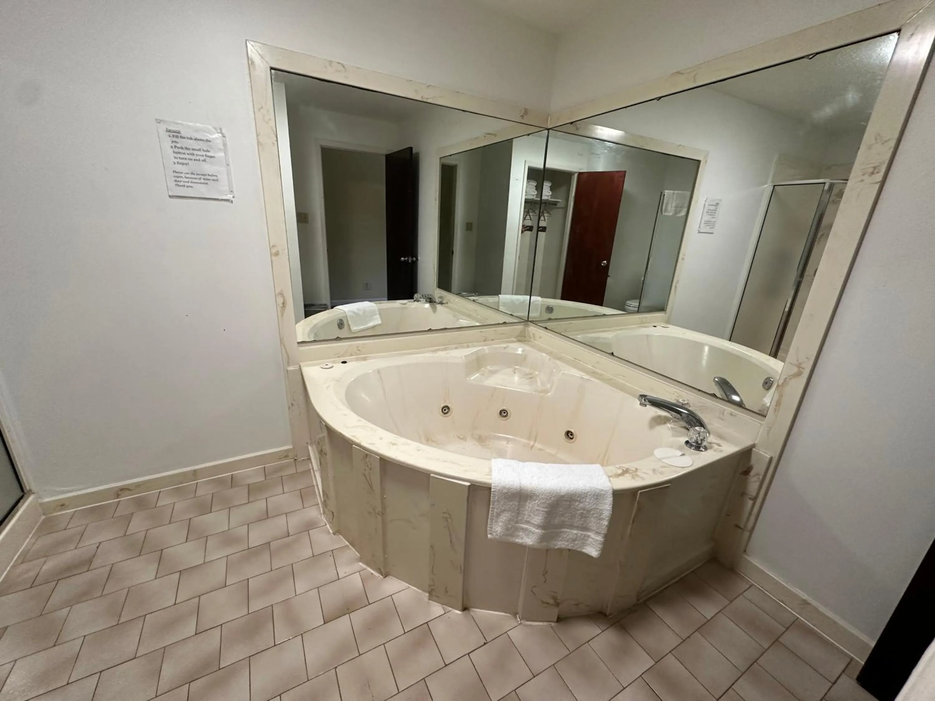 Hot Tub in Royal Inn - Anniston