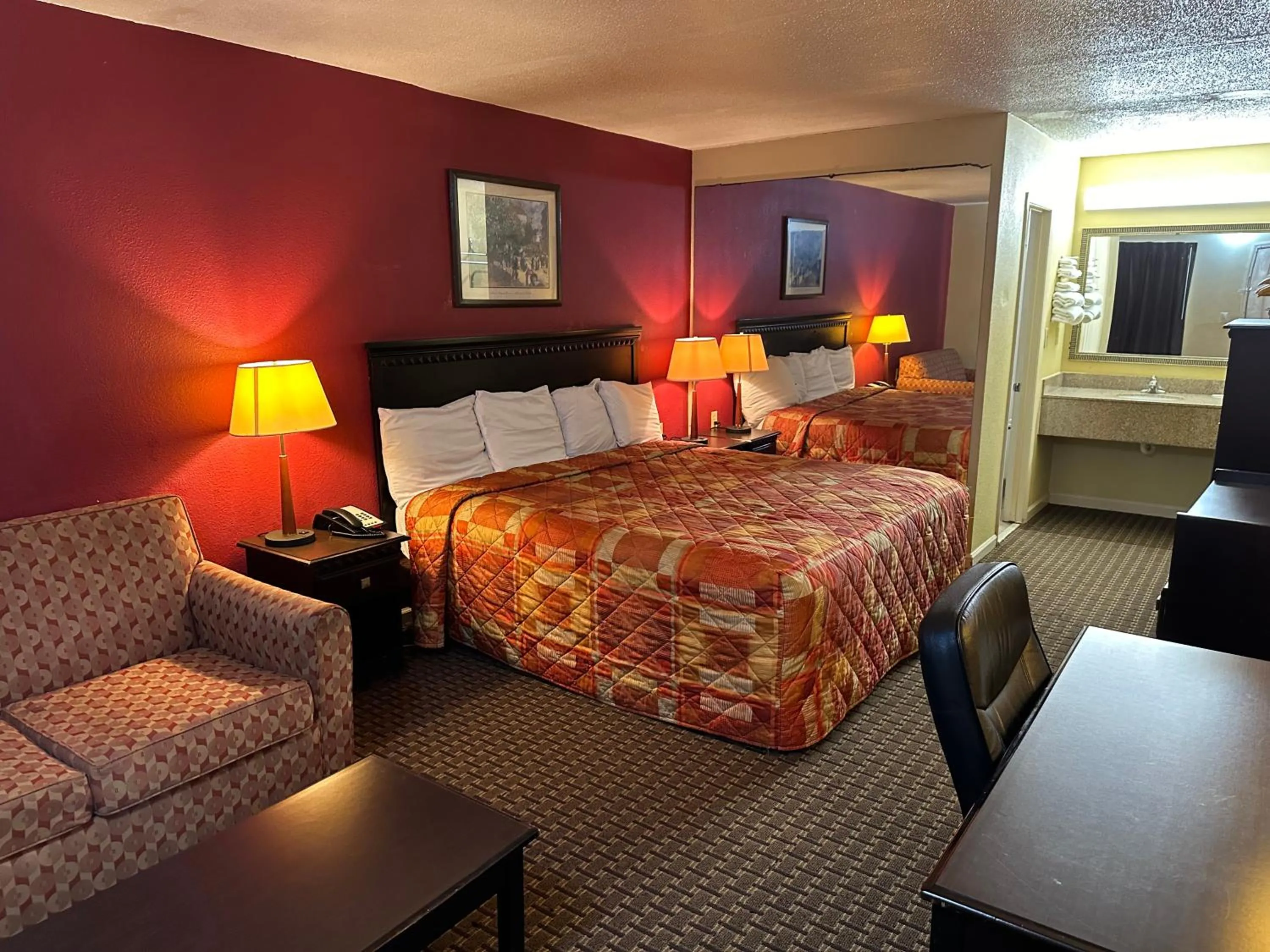 Photo of the whole room, Bed in Royal Inn - Anniston