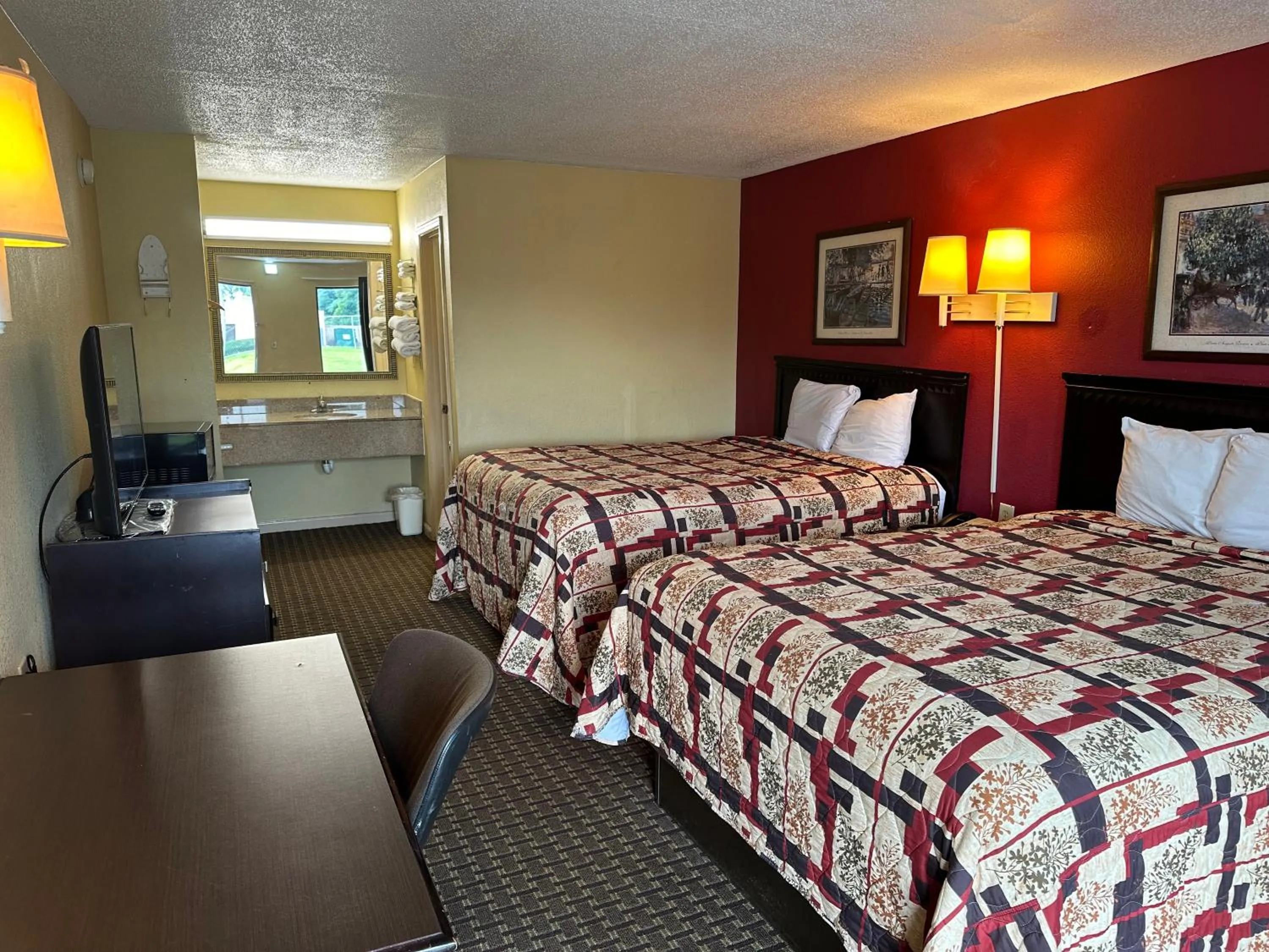 Photo of the whole room, Bed in Royal Inn - Anniston
